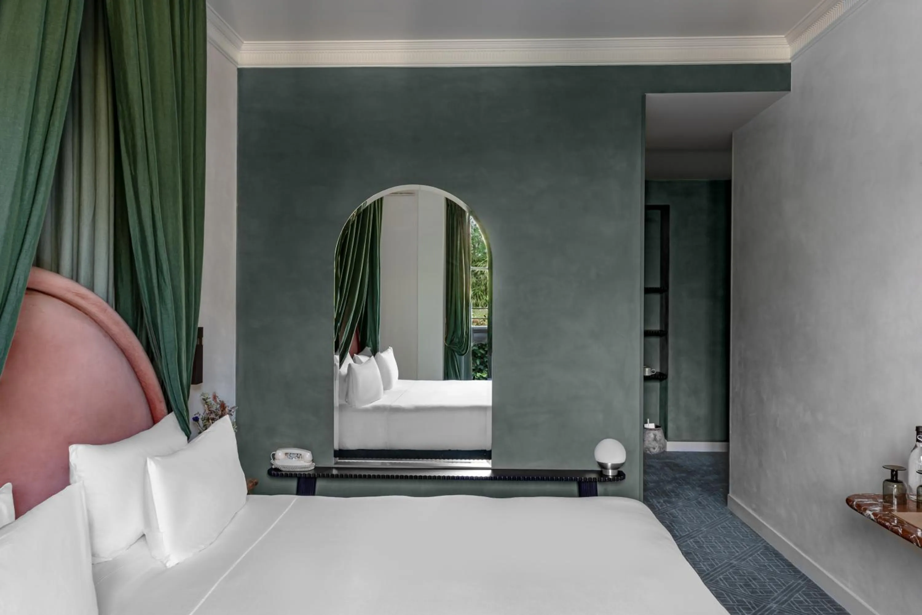 Bed in Grands Boulevards Experimental