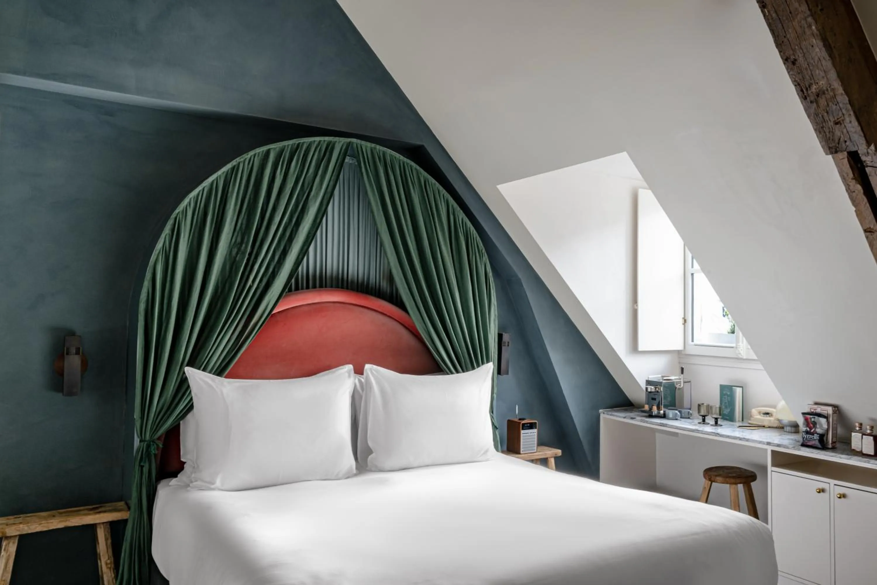 Bed in Grands Boulevards Experimental