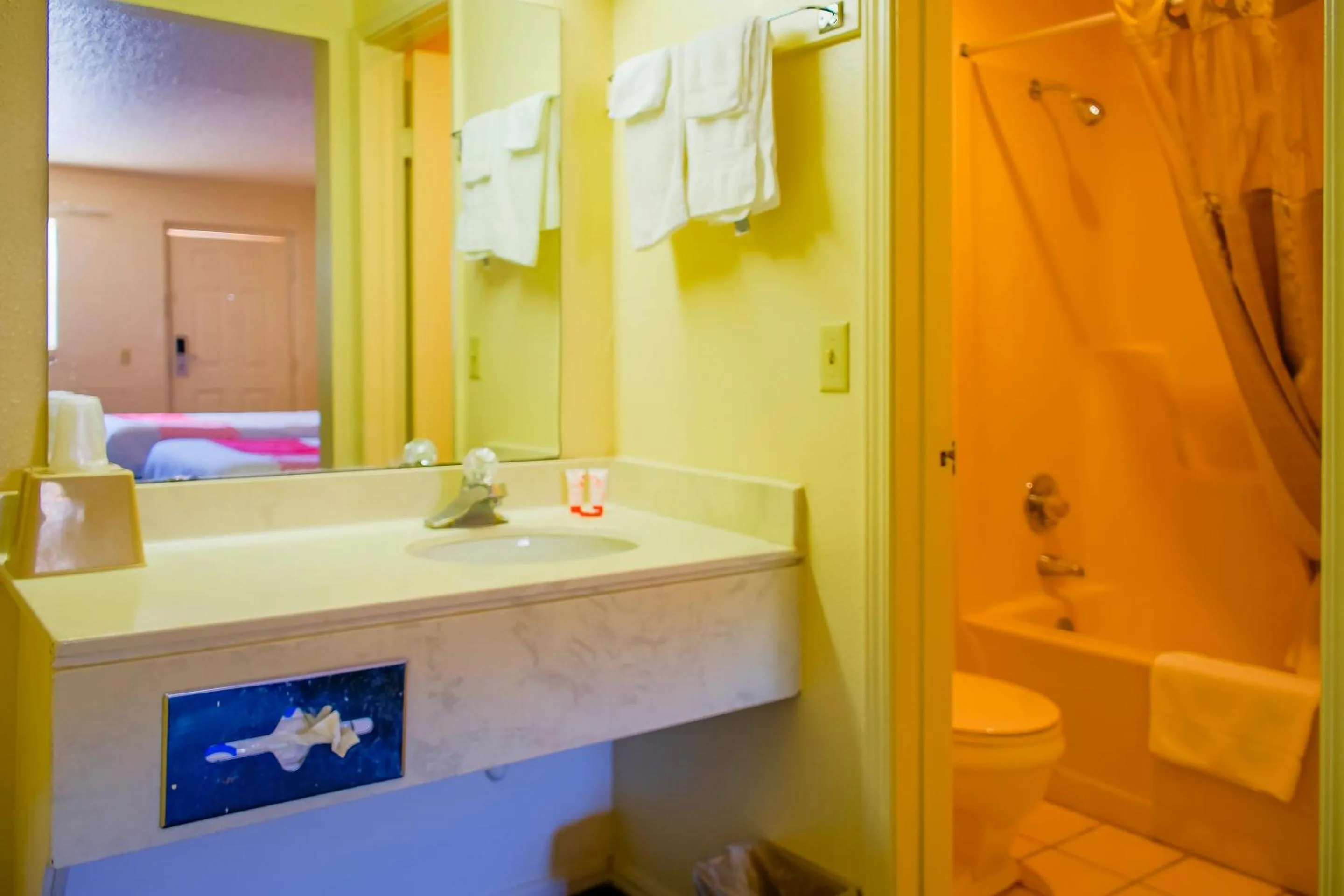 Bathroom in Duncan Inn by OYO, OK - Hwy 81 Near Chisholm Casino