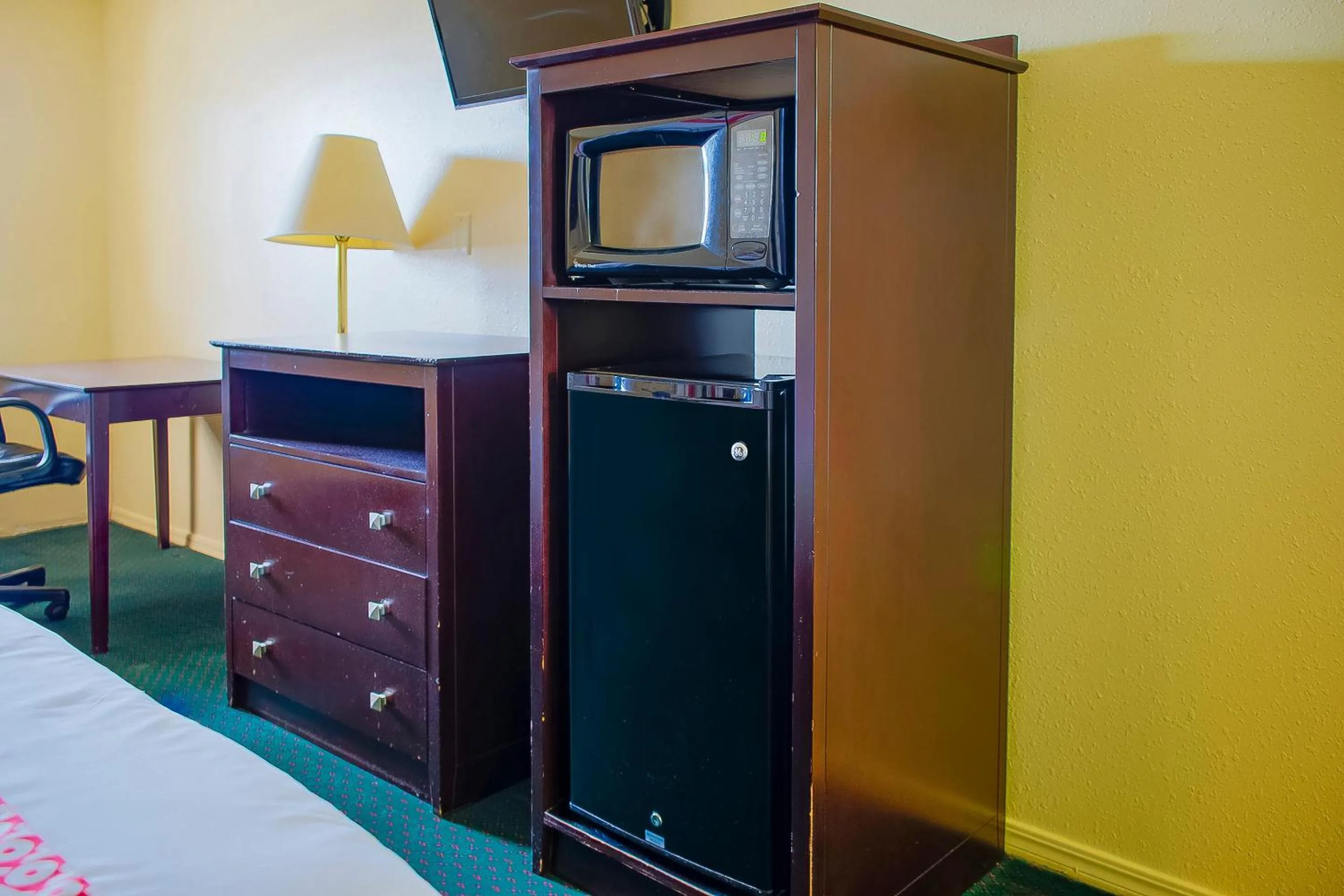 Bedroom, Bed in Duncan Inn by OYO, OK - Hwy 81 Near Chisholm Casino