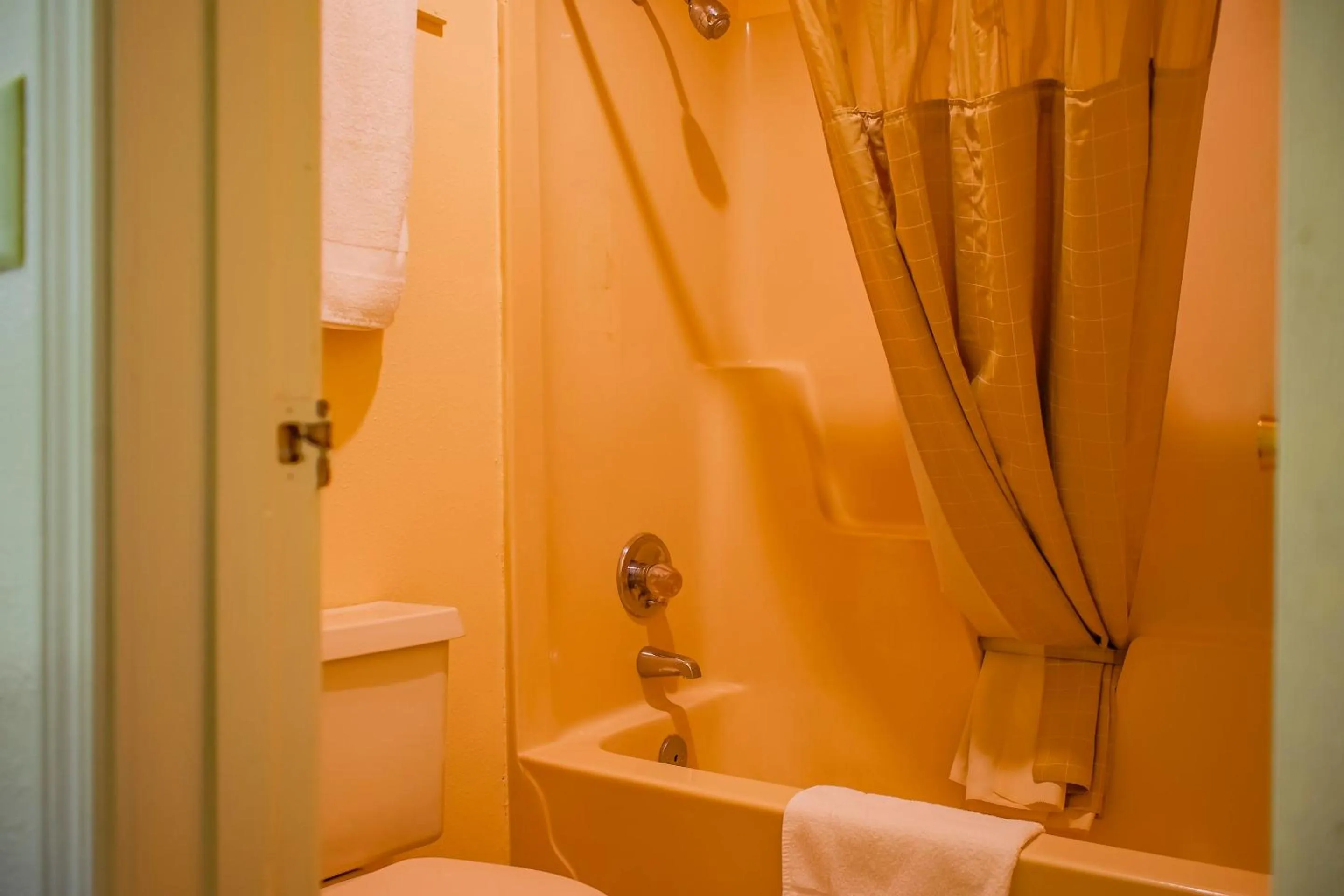 Bathroom in Duncan Inn by OYO, OK - Hwy 81 Near Chisholm Casino