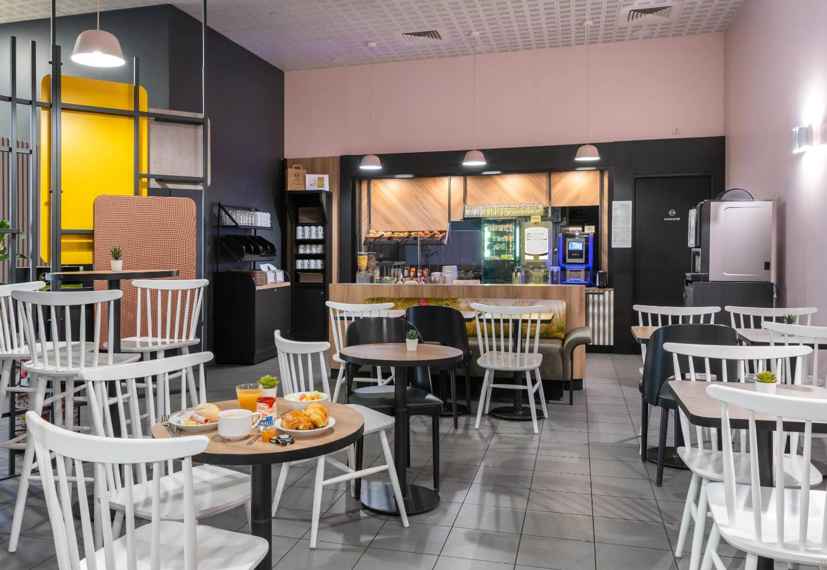 Restaurant/places to eat in B&B HOTEL LYON Centre Perrache