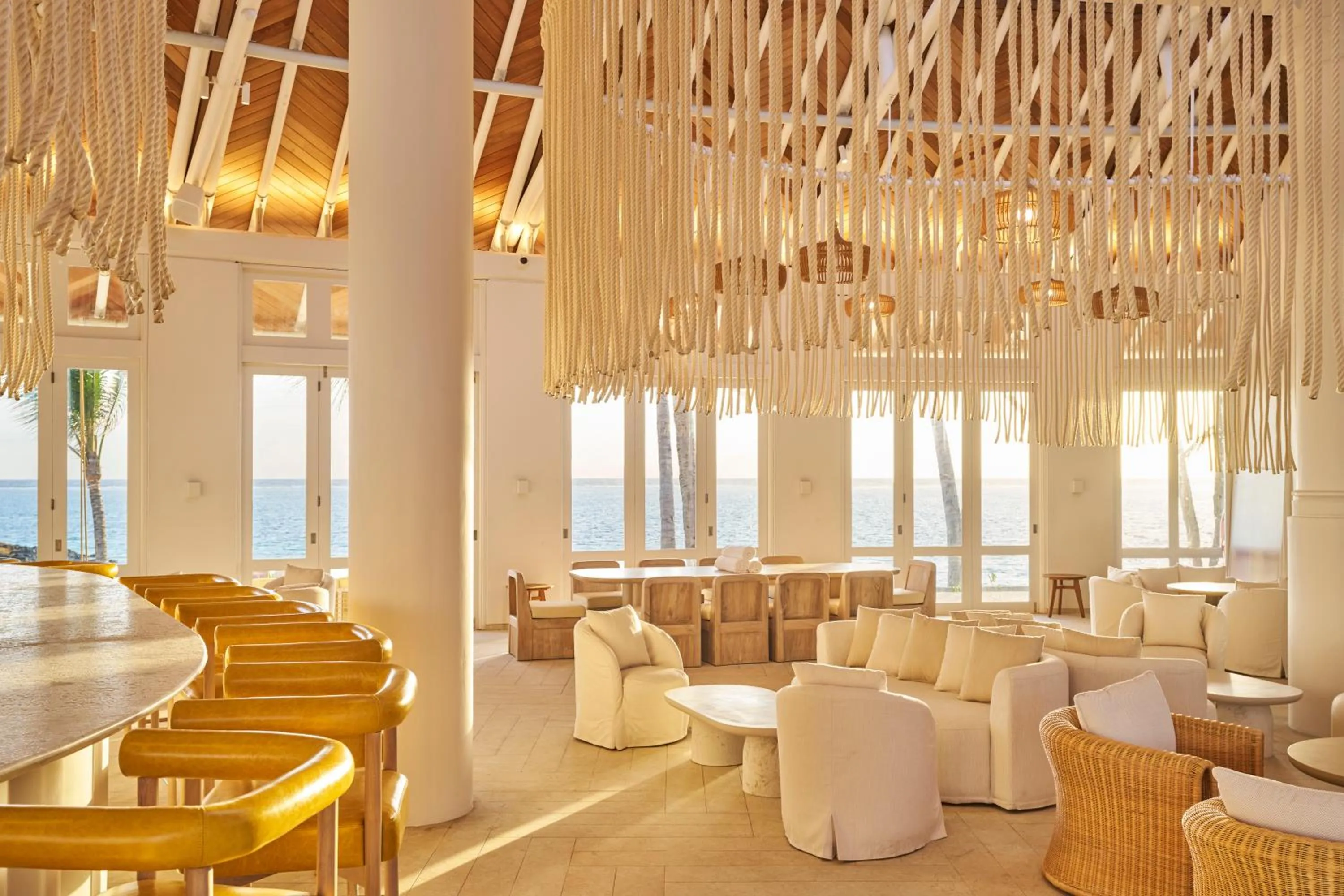 Lounge or bar in LUX* Belle Mare Resort & Villas