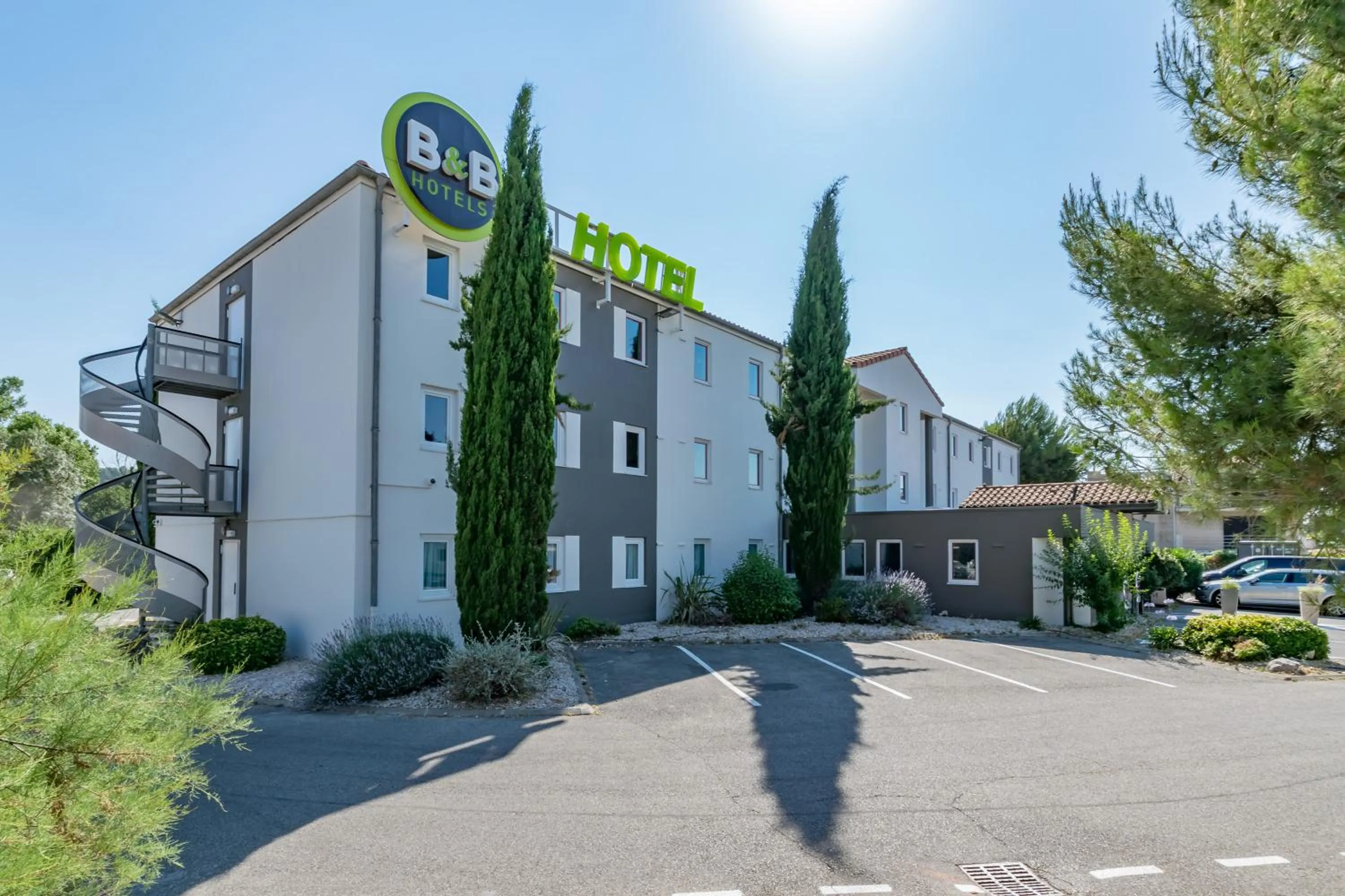 Facade/entrance in B&B HOTEL Aix-en-Provence Pont de l'Arc