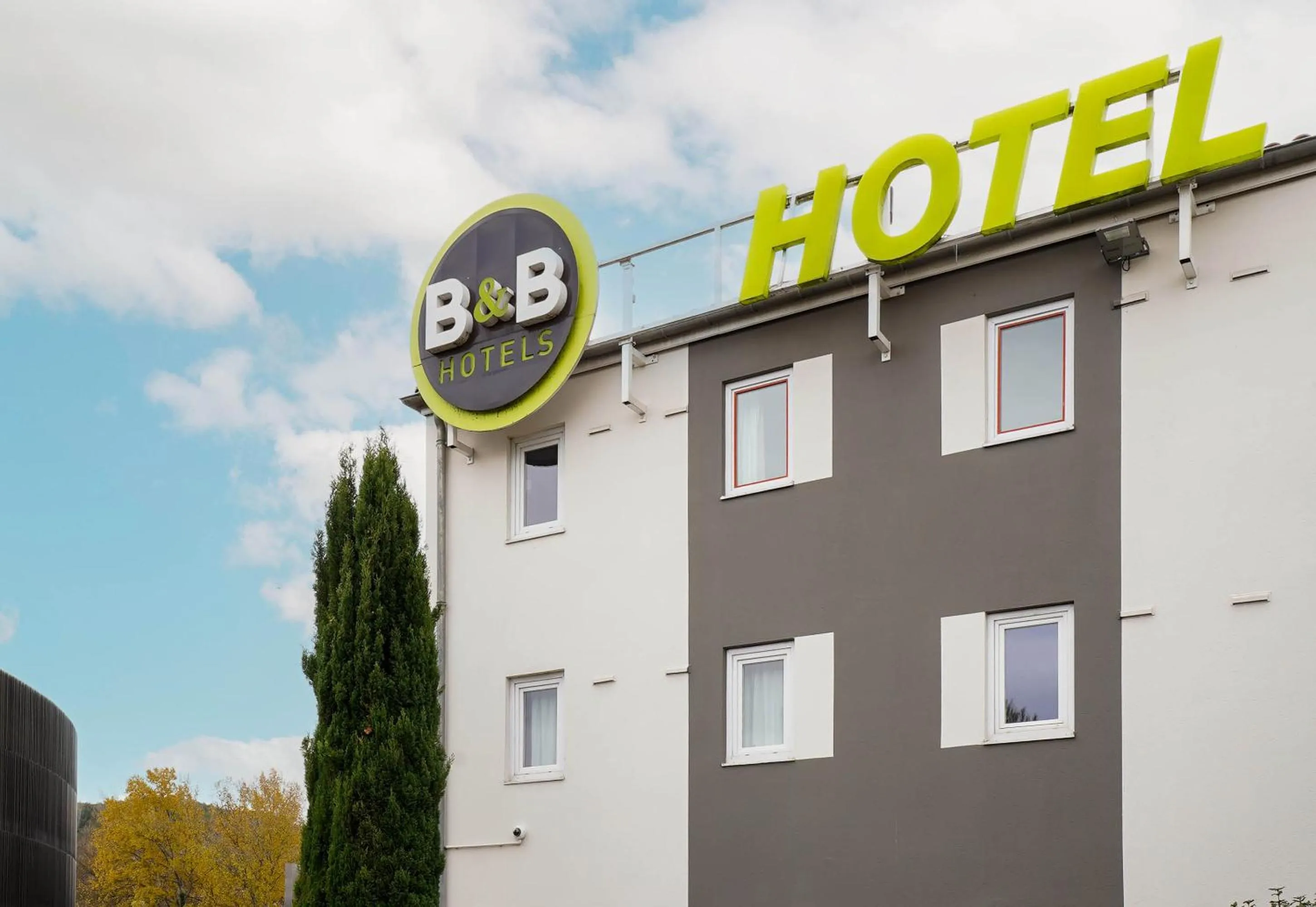 Property building in B&B HOTEL Aix-en-Provence Pont de l'Arc