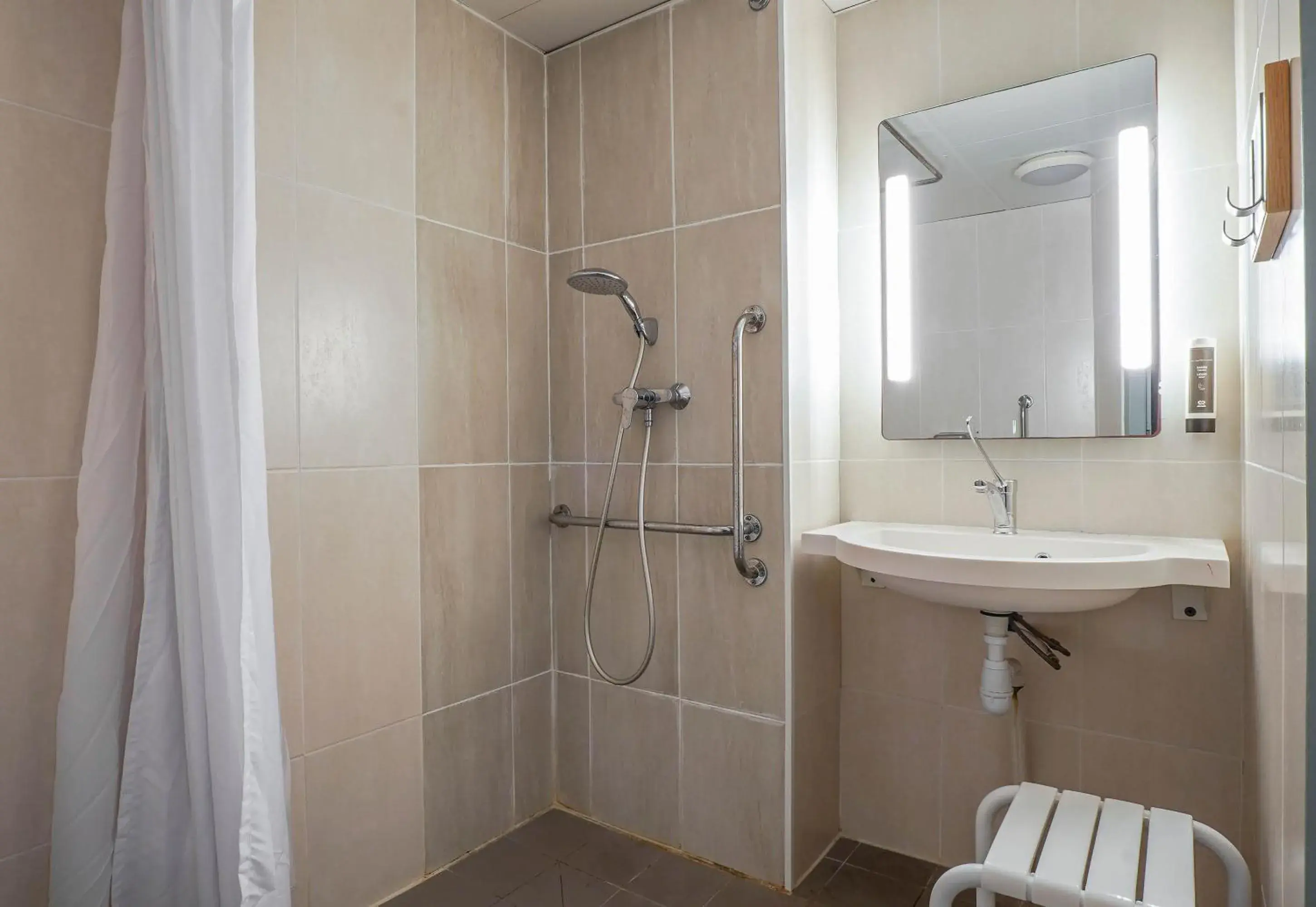 Double Room - Disability Access in B&B HOTEL Aix-en-Provence Pont de l'Arc Double Room - Disability Access in B&B HOTEL Aix-en-Provence Pont de l'Arc