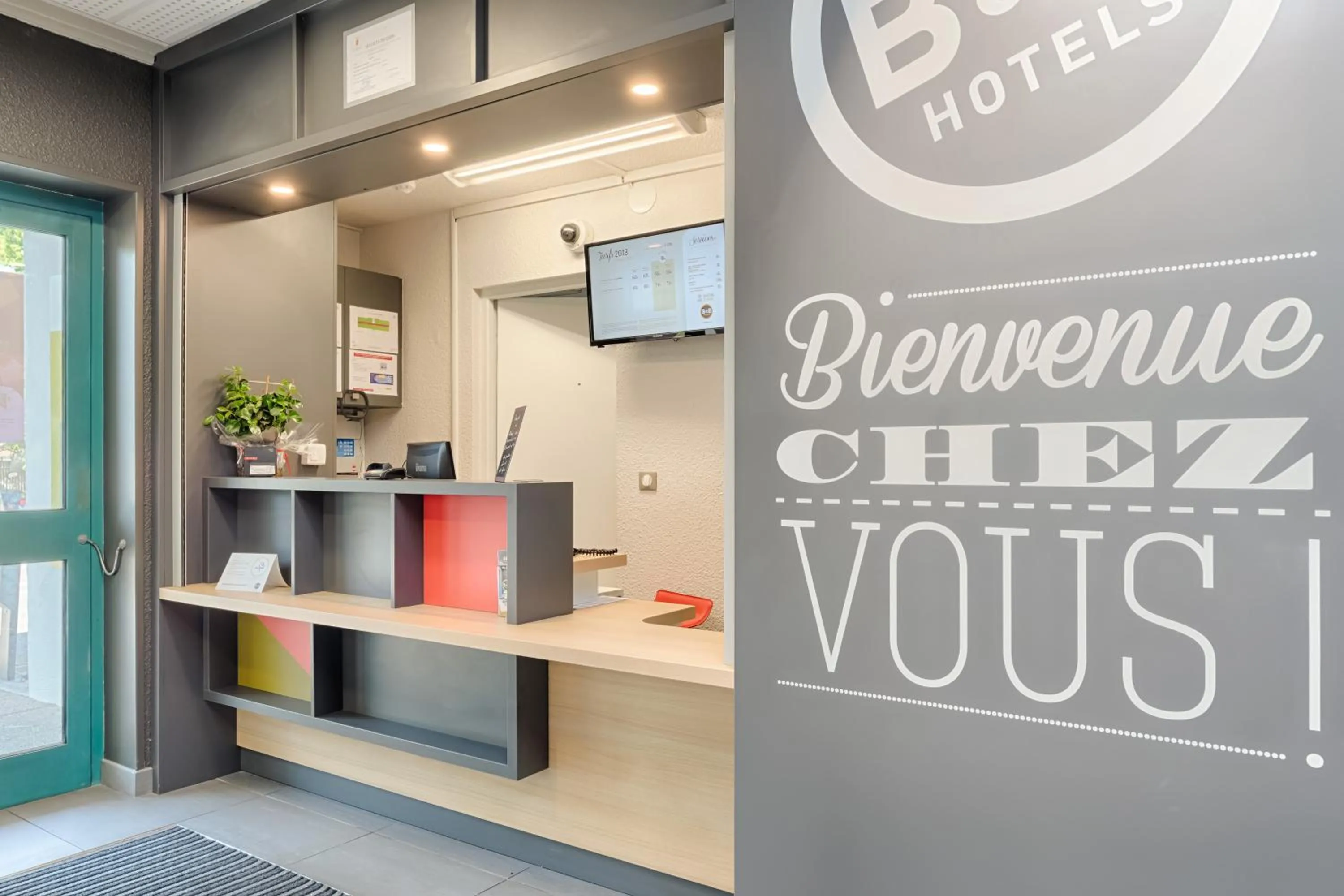 Lobby or reception in B&B HOTEL Aix-en-Provence Pont de l'Arc