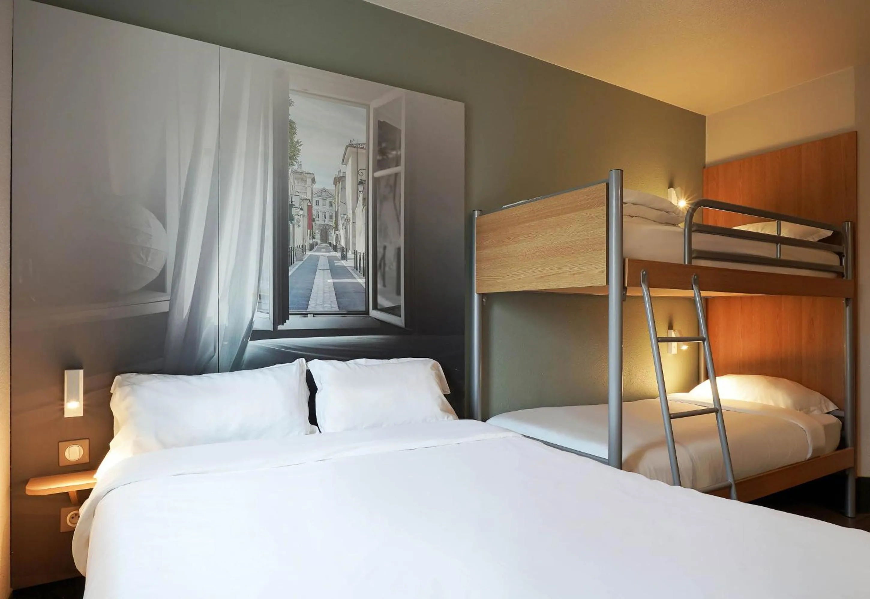 Bedroom, Bed in B&B HOTEL Aix-en-Provence Pont de l'Arc