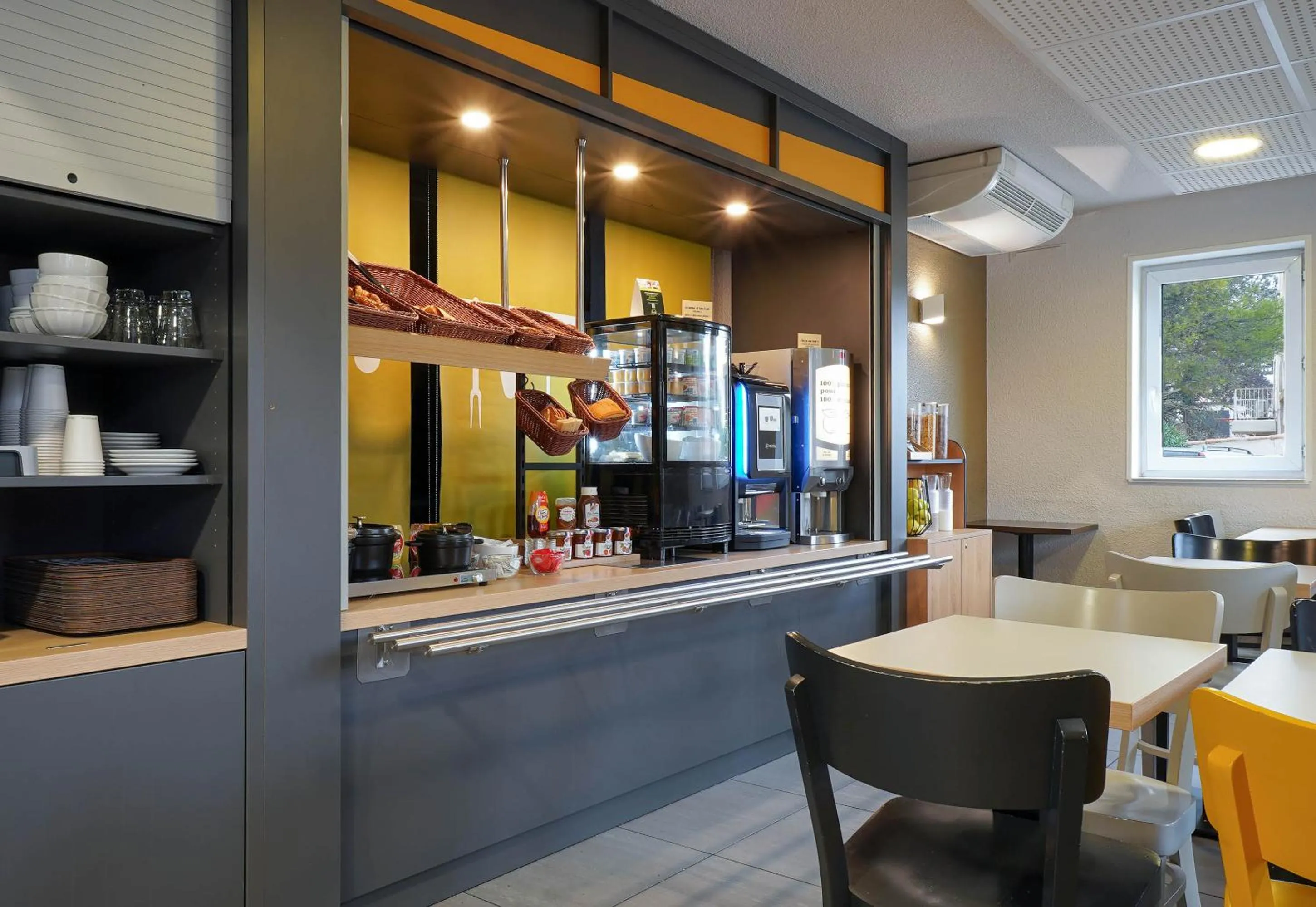 Restaurant/places to eat in B&B HOTEL Aix-en-Provence Pont de l'Arc