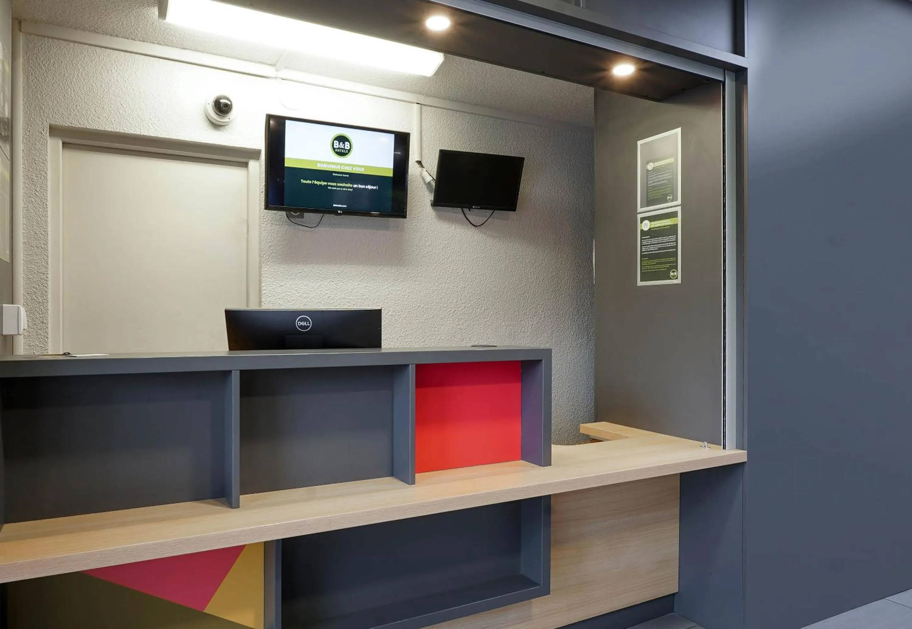 Lobby or reception in B&B HOTEL Aix-en-Provence Pont de l'Arc