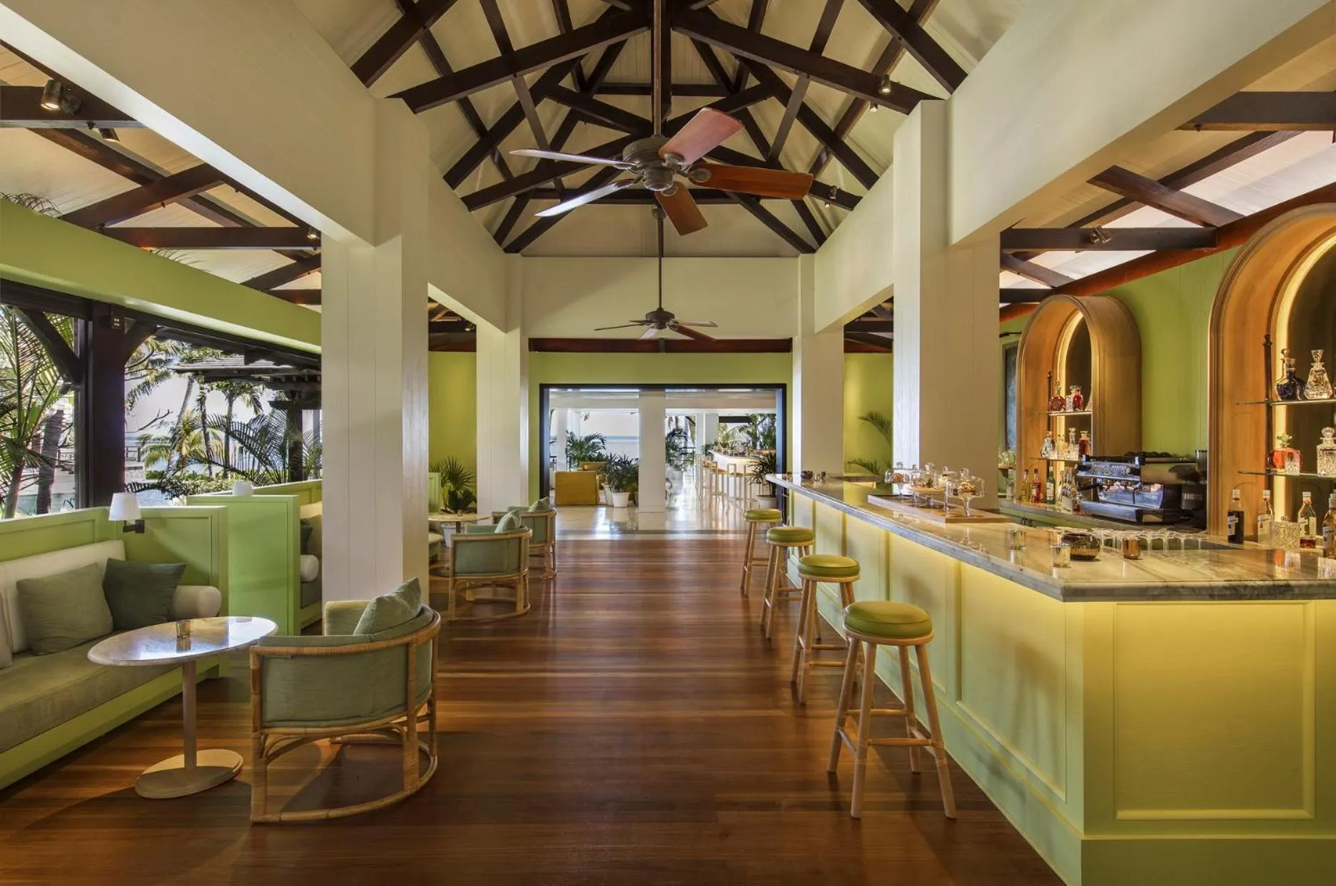 Lounge or bar in LUX* Le Morne Resort