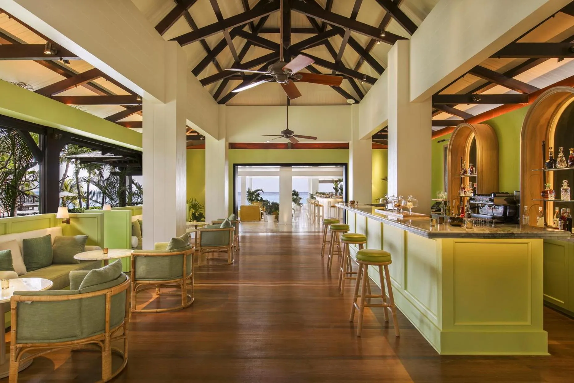 Lounge or bar in LUX* Le Morne Resort