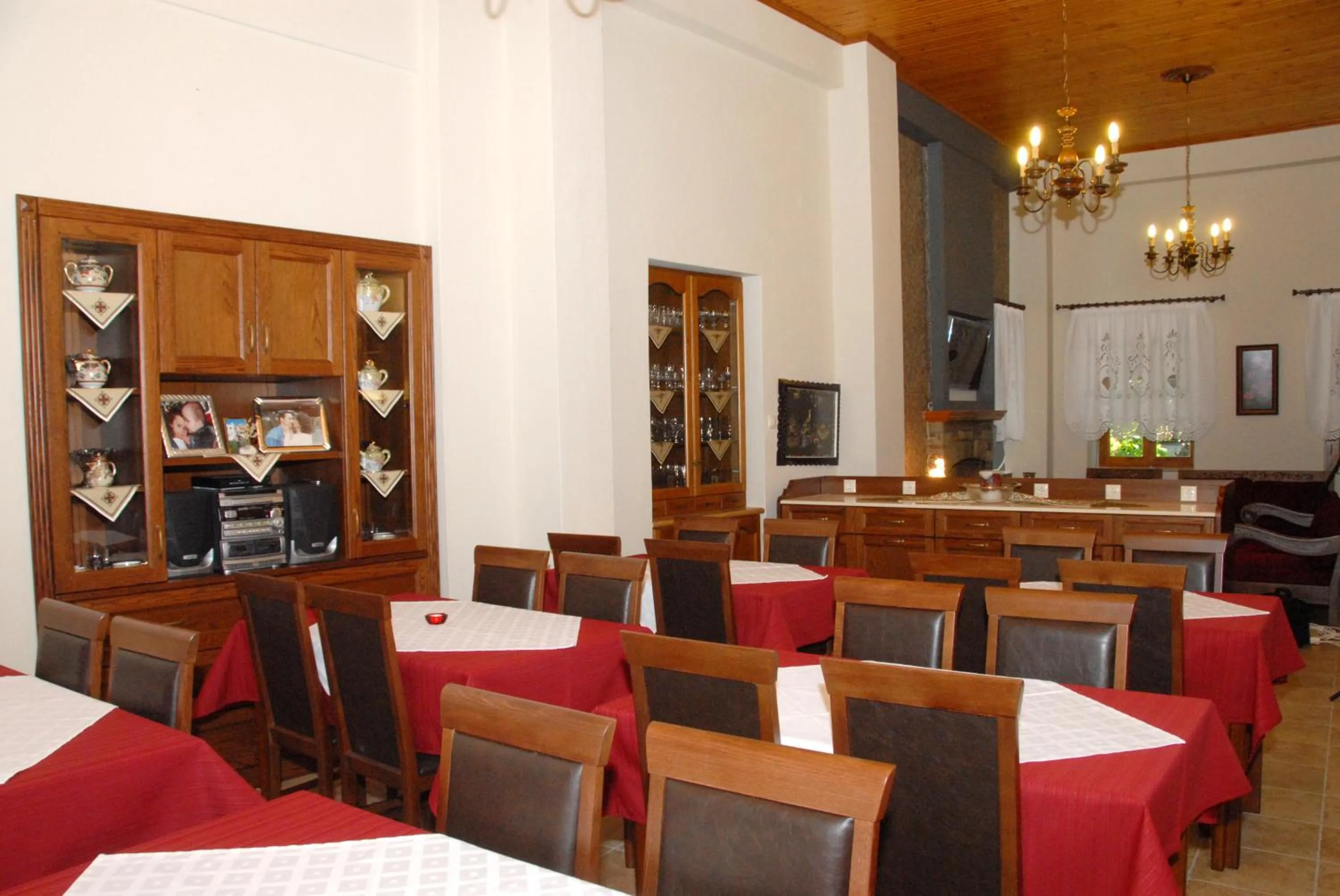 Restaurant/places to eat in Hotel Filoxenia
