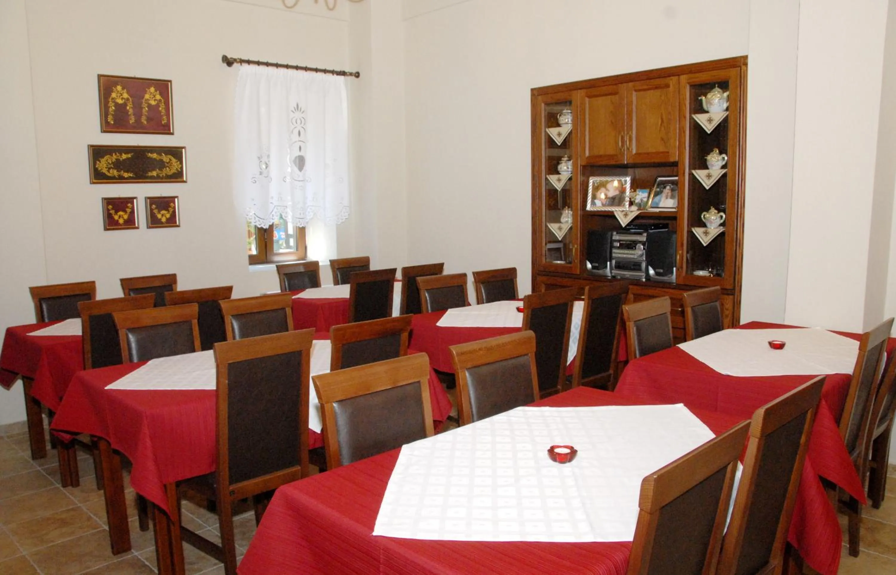 Restaurant/places to eat in Hotel Filoxenia