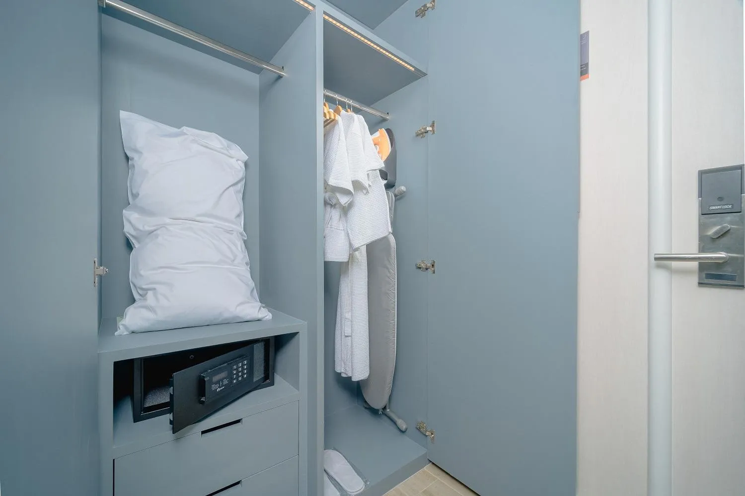 wardrobe, Bed in Holiday Inn Resort Krabi Ao Nang Beach by IHG