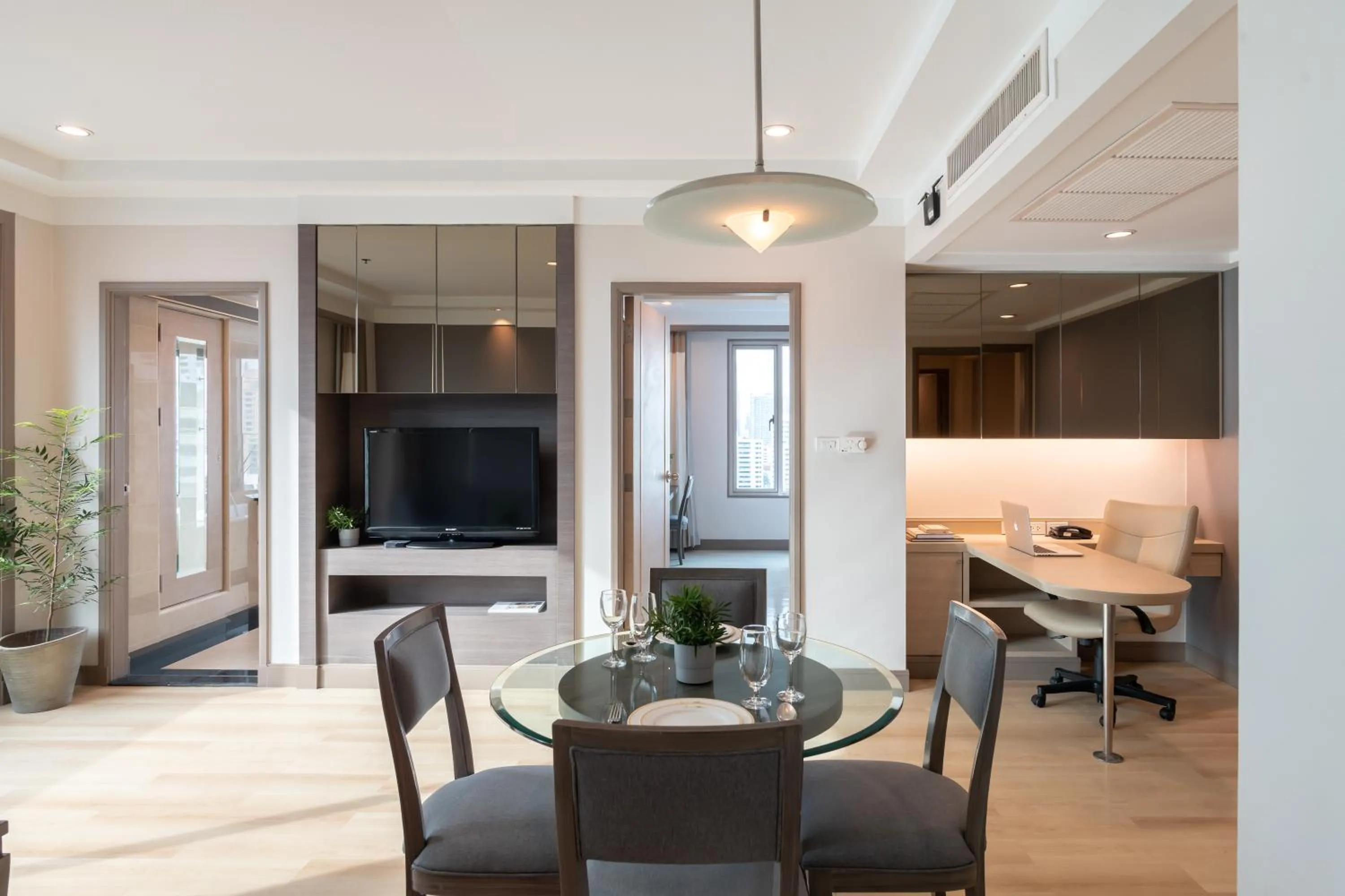 Kitchen or kitchenette in Jasmine City Hotel