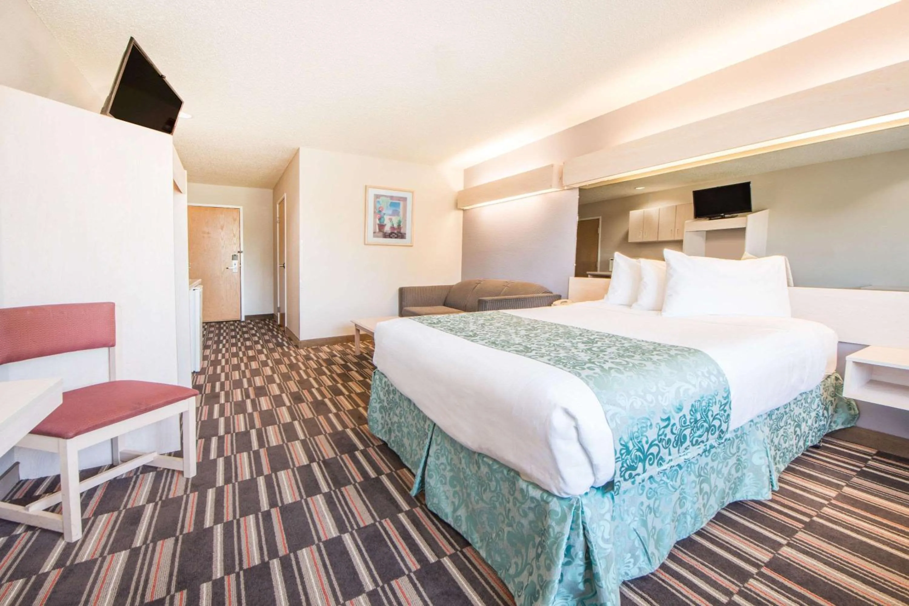 Photo of the whole room, Bed in Microtel Inn & Suites Claremore Route 66