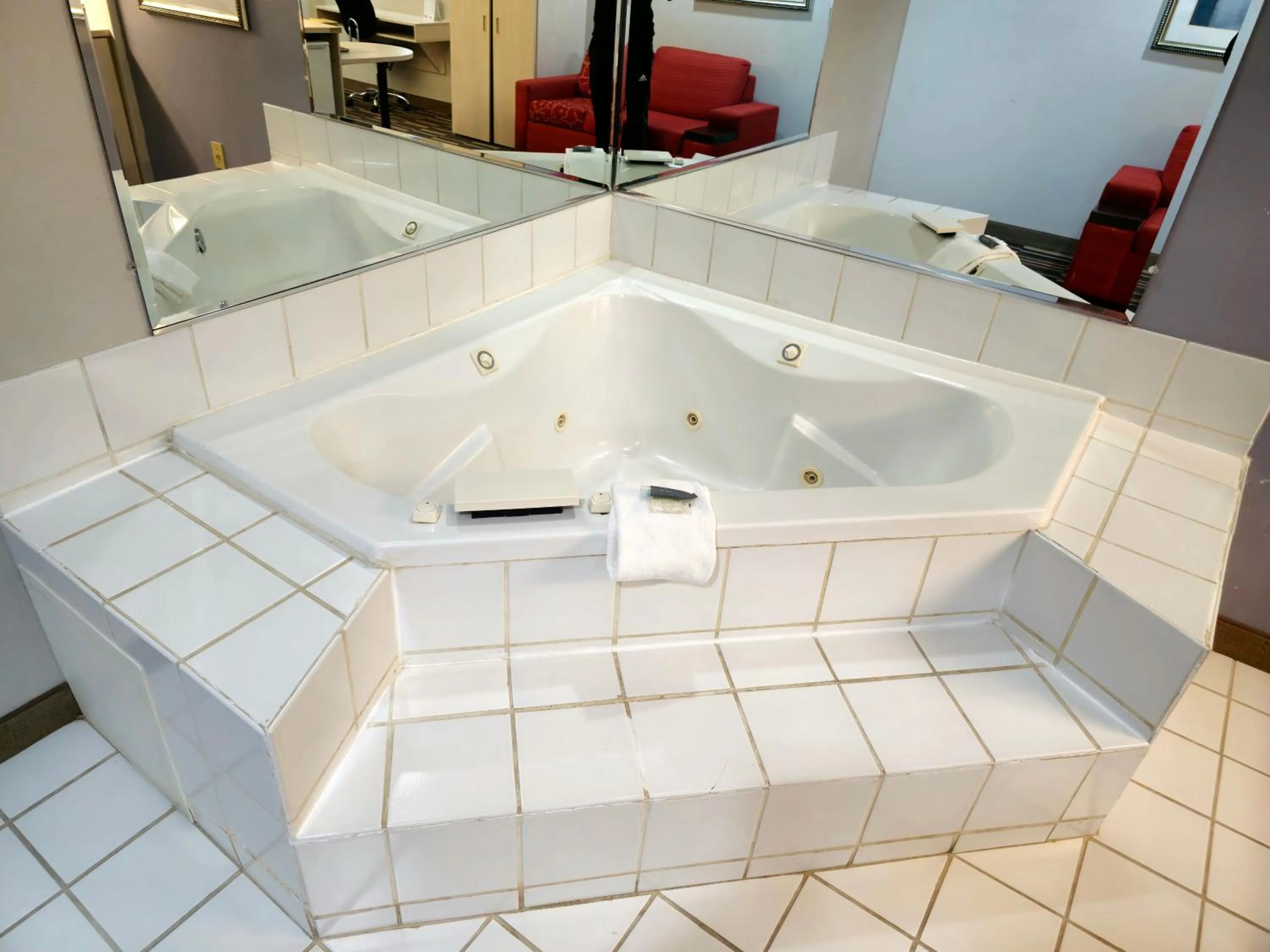 Hot Tub in Microtel Inn & Suites Claremore Route 66