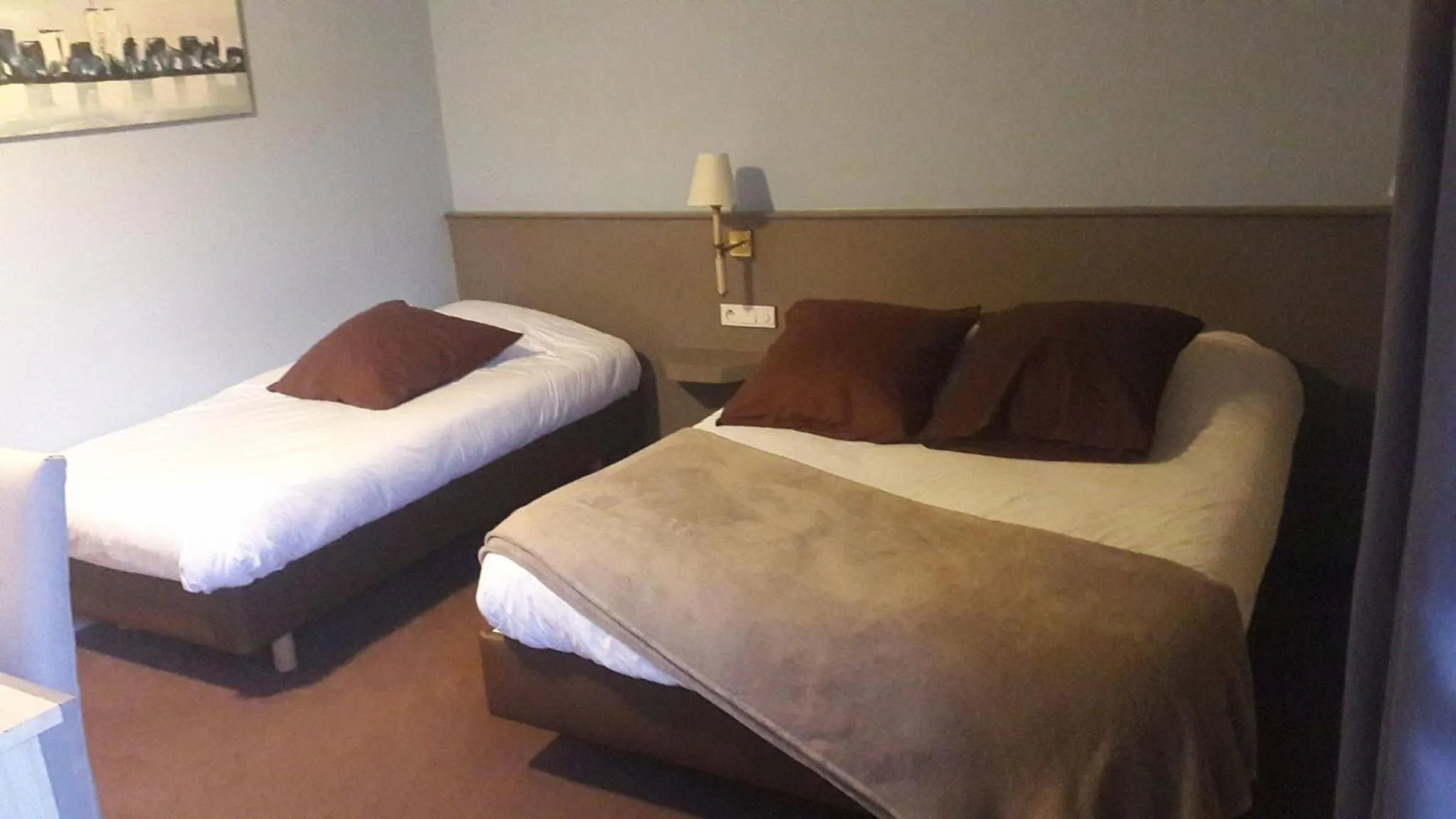 Decorative detail, Bed in Hôtel Restaurant L'Industrie