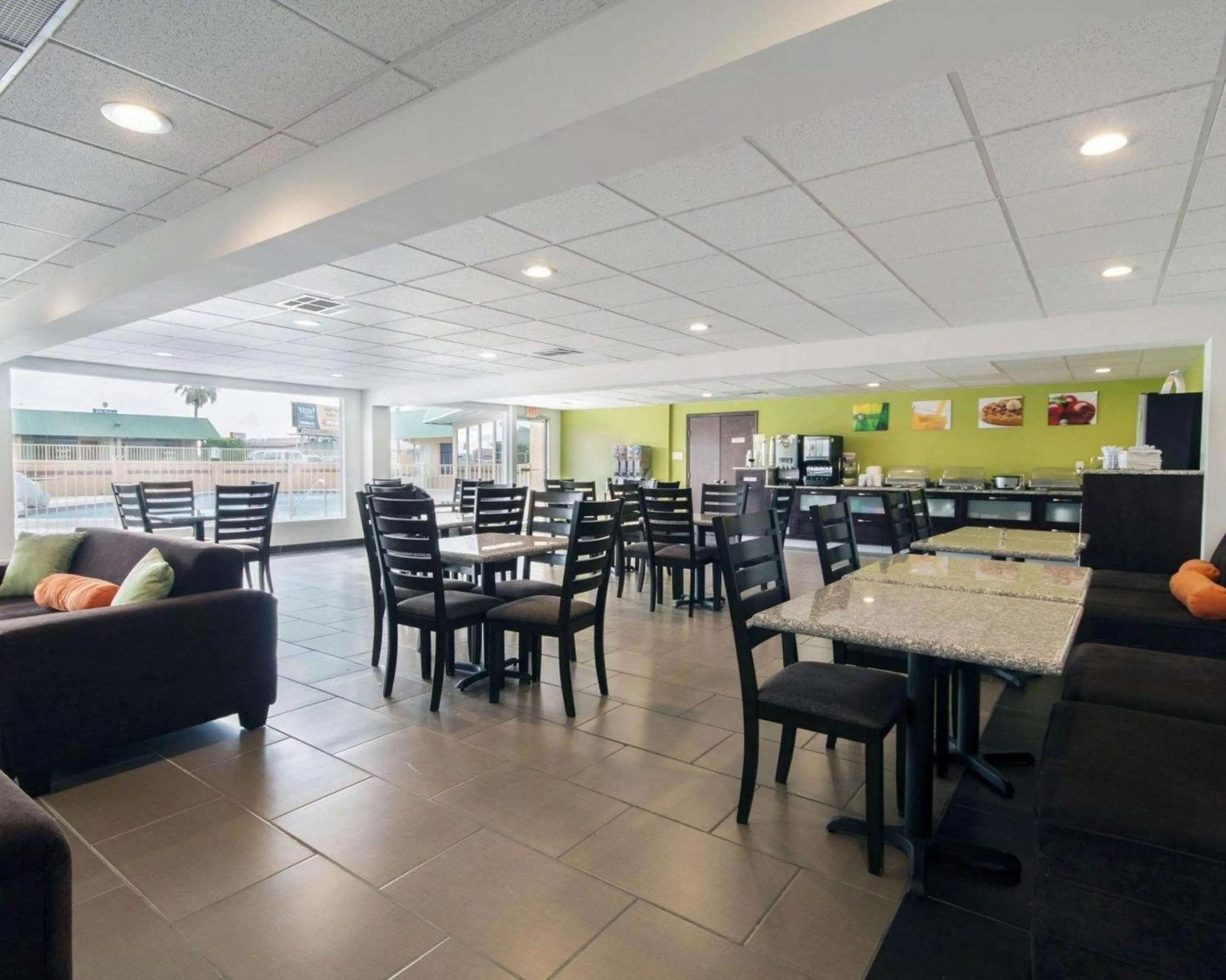 Restaurant/places to eat in Quality Inn & Suites Airport