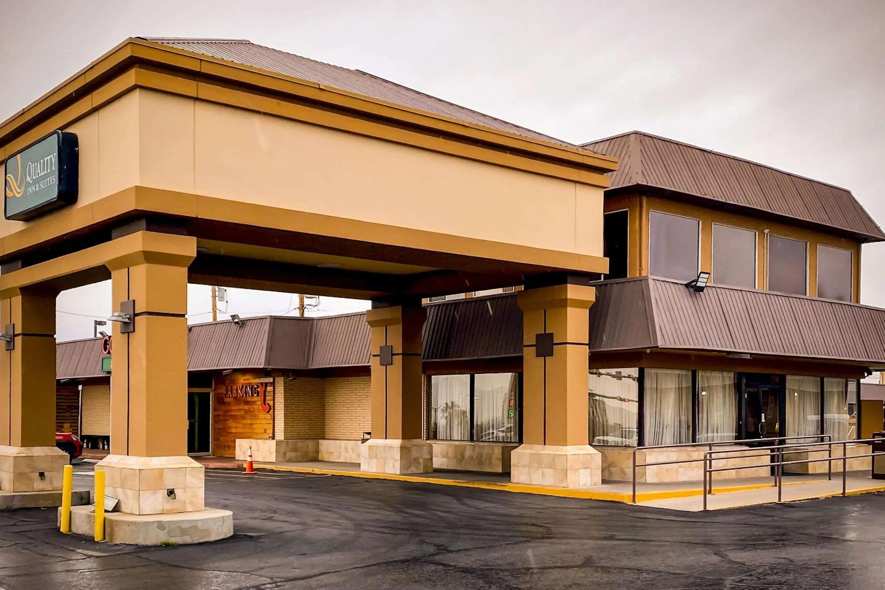 Property building in Quality Inn & Suites Airport