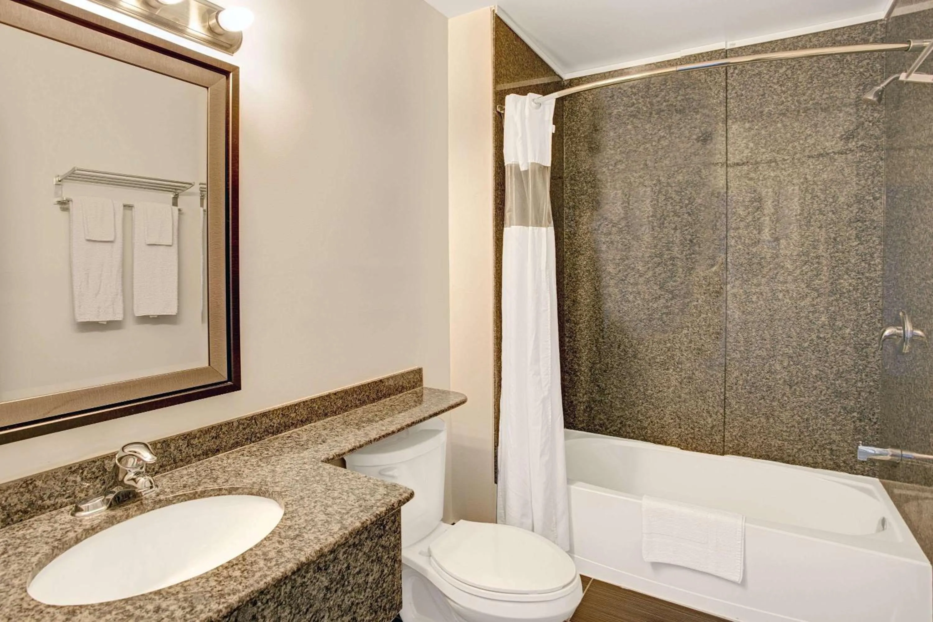 Bathroom in Howard Johnson by Wyndham Gananoque