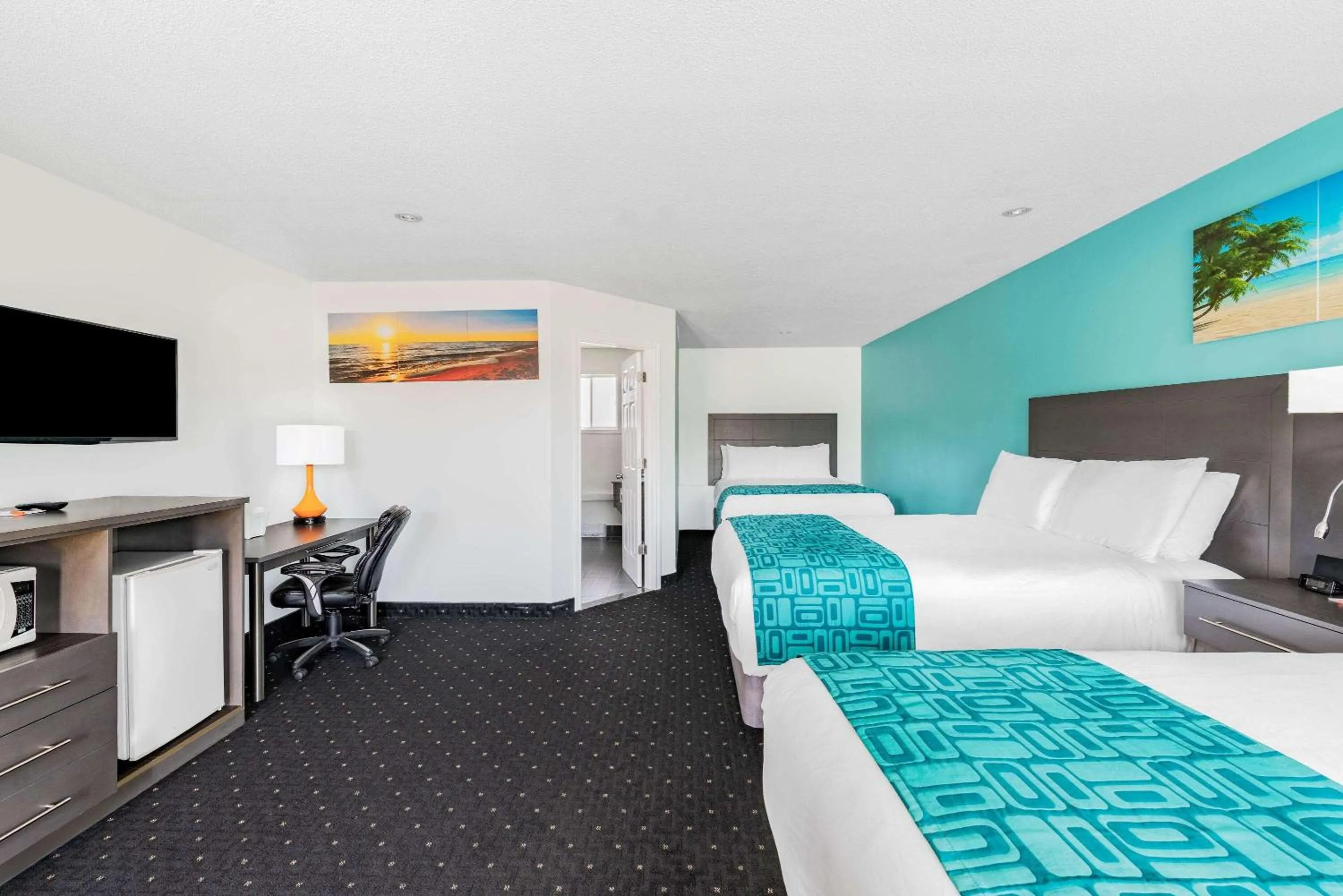 Photo of the whole room, Bed in Howard Johnson by Wyndham Gananoque