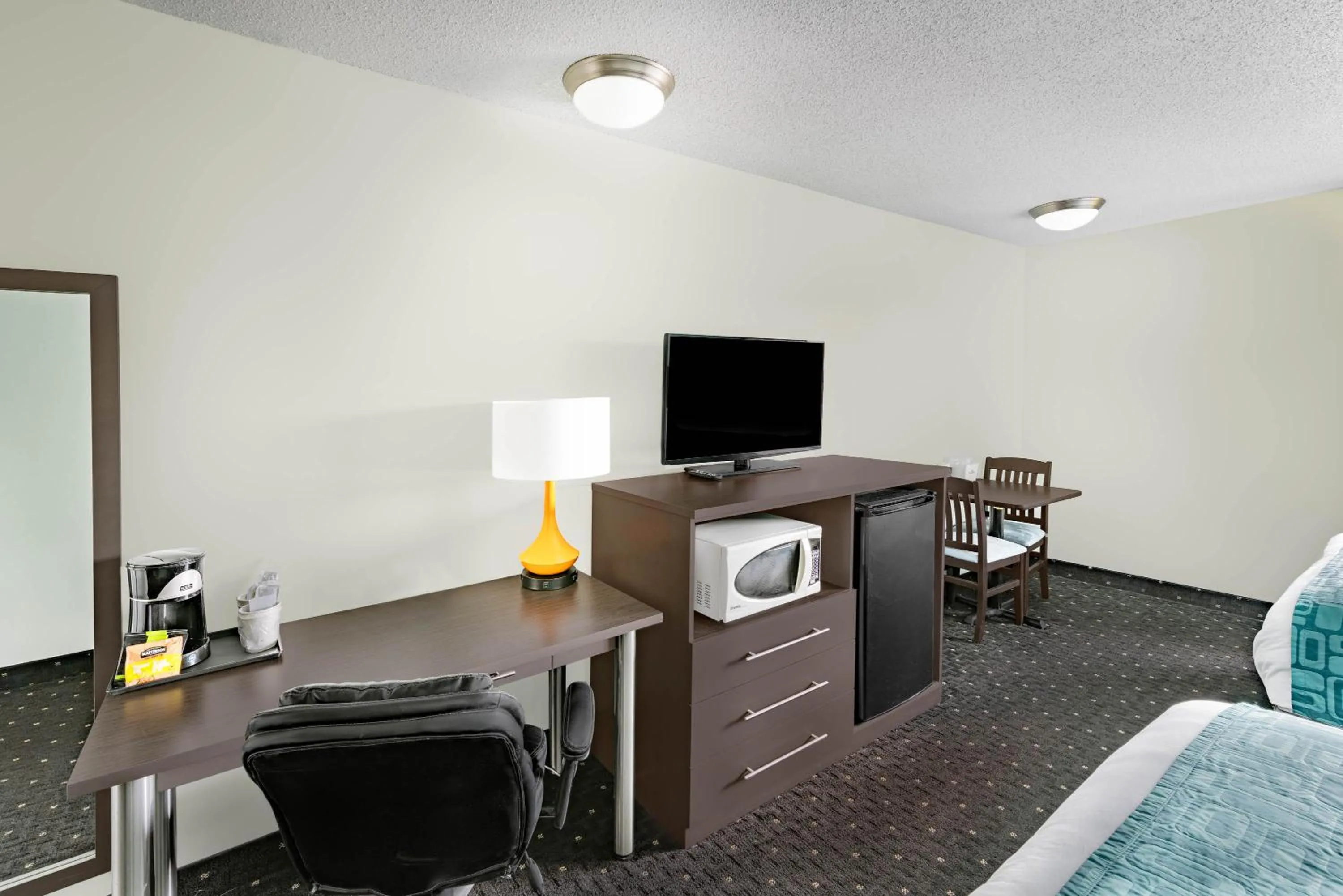 TV and multimedia in Howard Johnson by Wyndham Gananoque