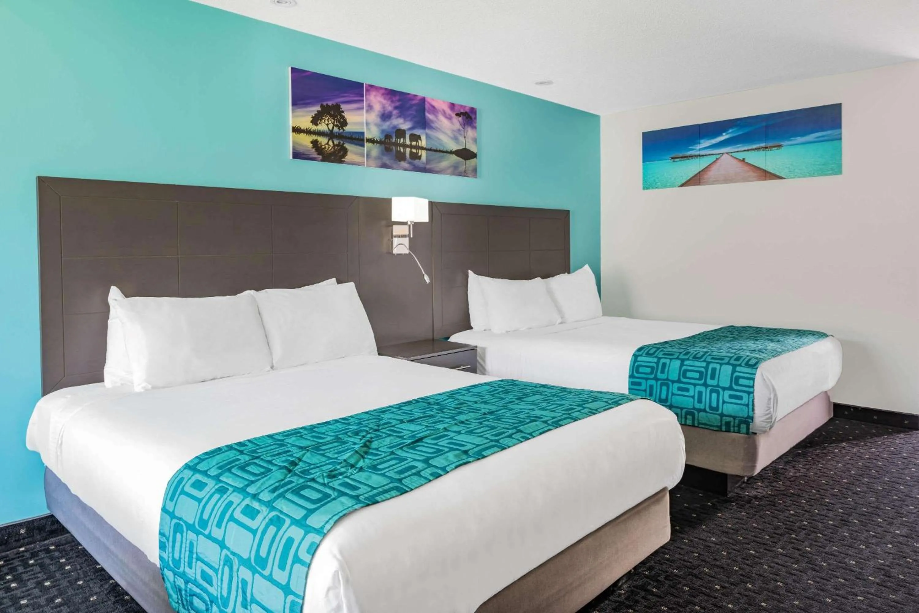 Photo of the whole room, Bed in Howard Johnson by Wyndham Gananoque