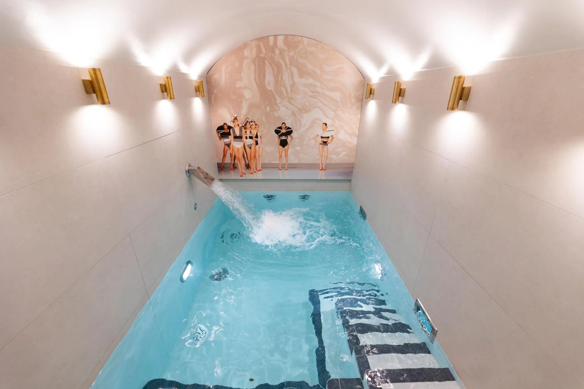 Swimming pool in Hôtel Dress Code