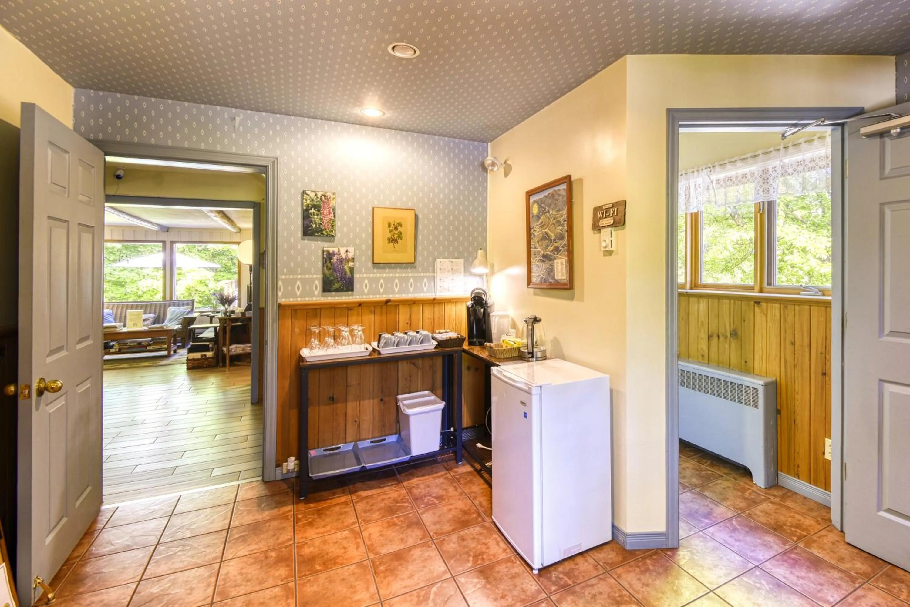 Coffee/tea facilities in Auberge Le Lupin-Self Check-in