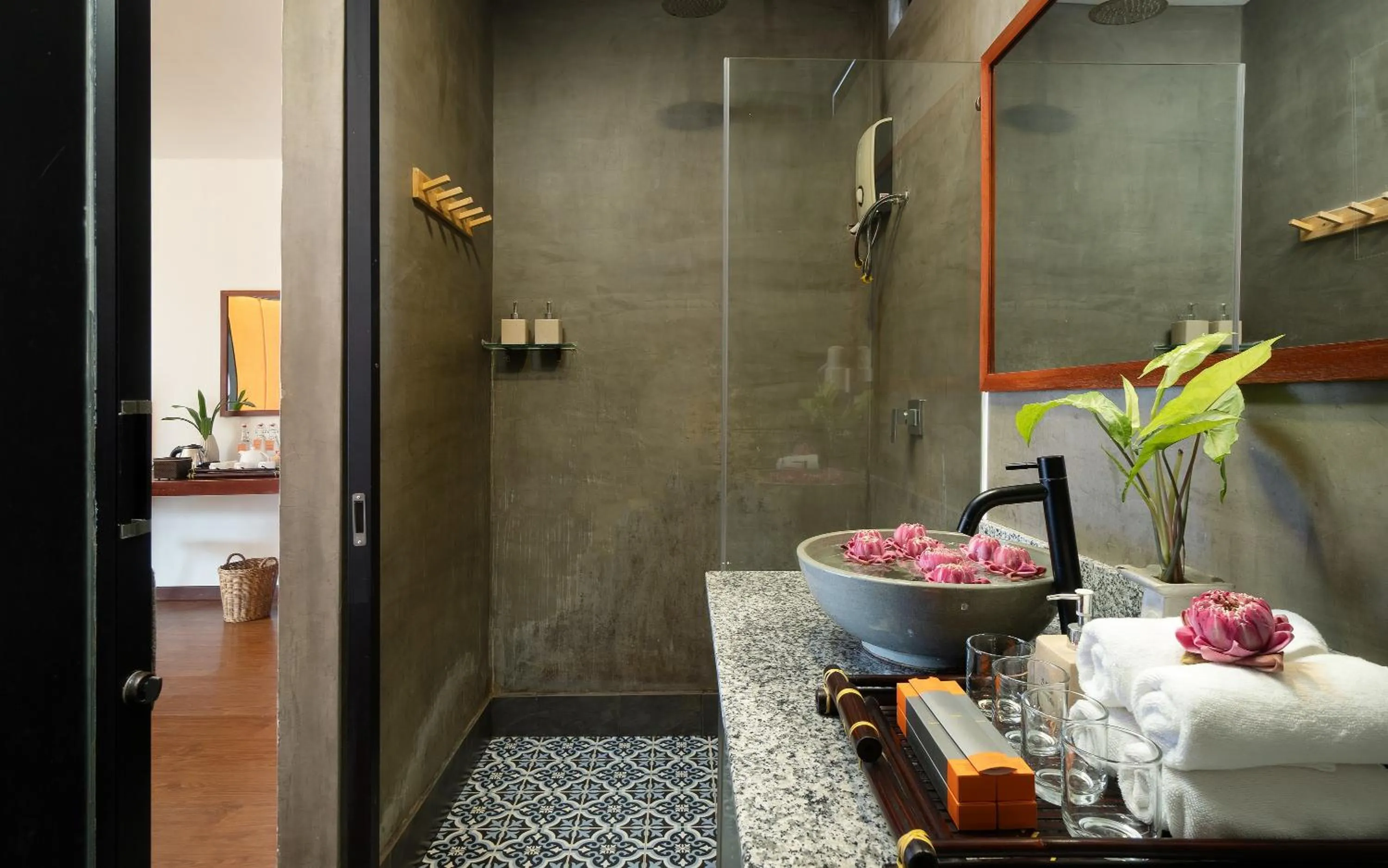 Shower in Central Corner d'Angkor