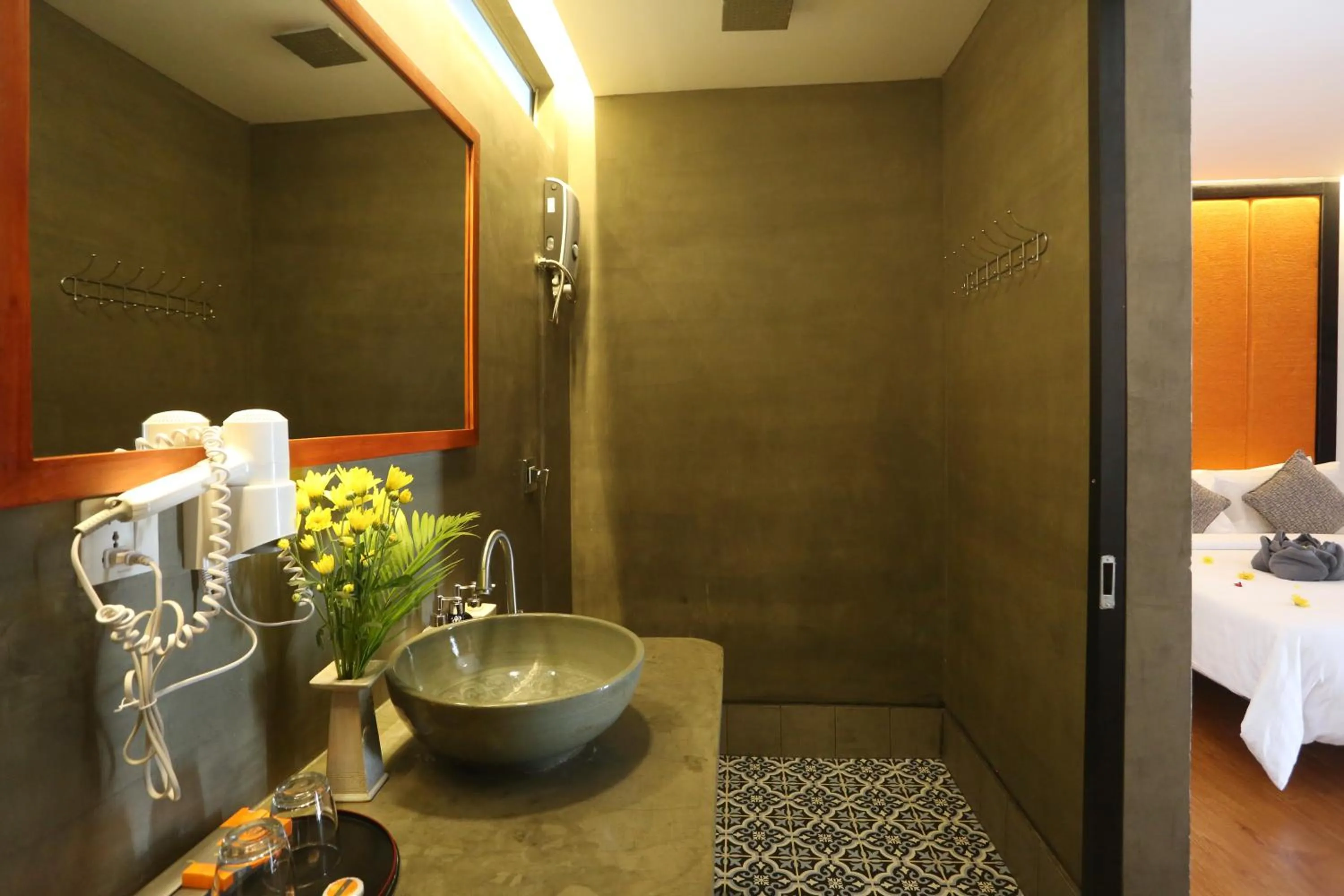 Shower, Bed in Central Corner d'Angkor