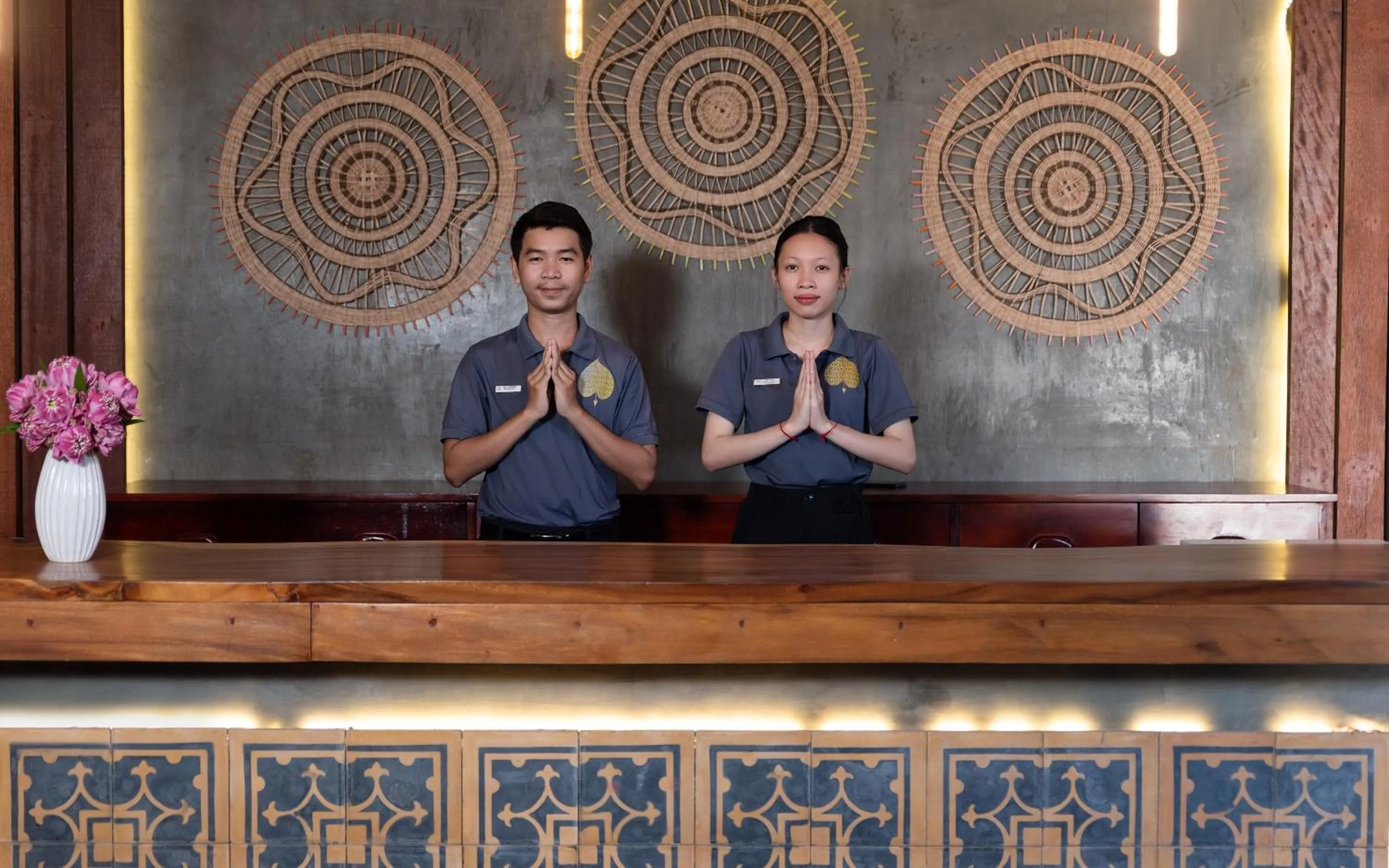 Staff in Central Corner d'Angkor