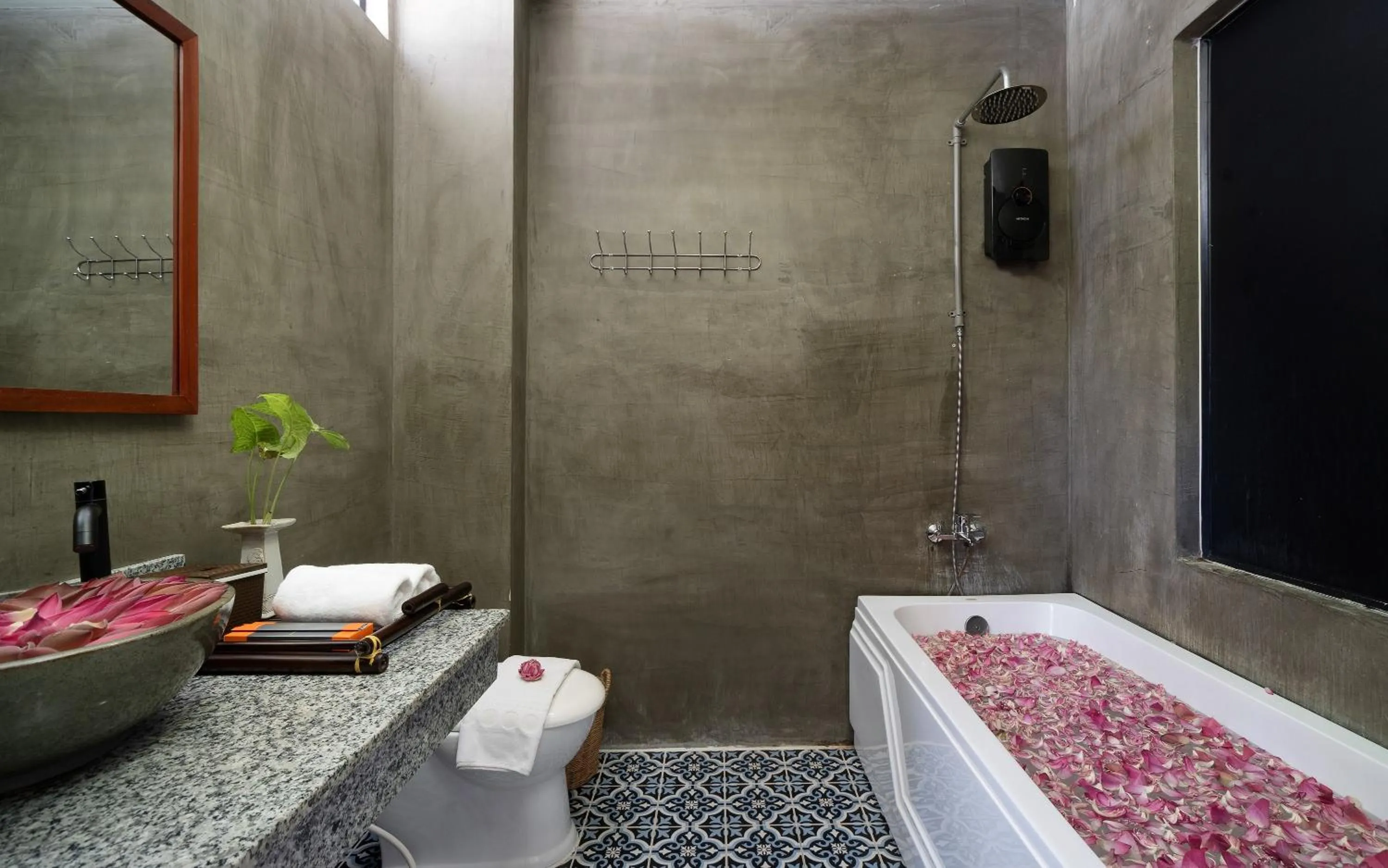 Shower in Central Corner d'Angkor