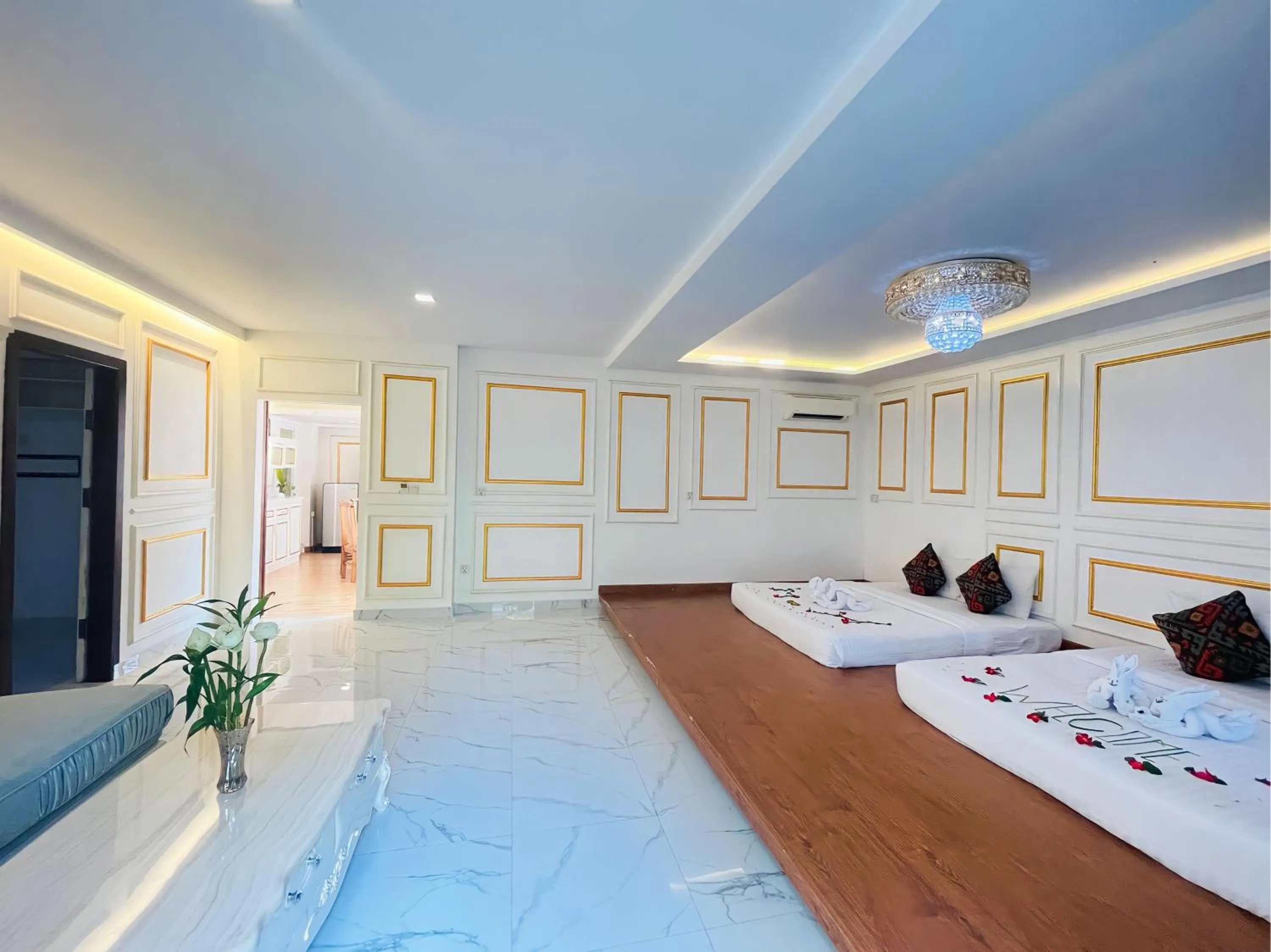 Living room, Bed in Central Corner d'Angkor