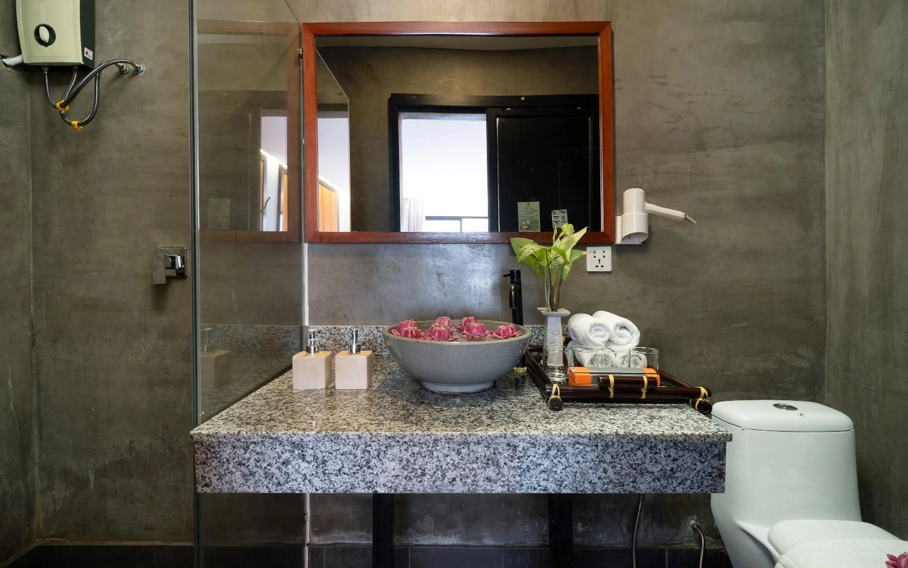 Shower in Central Corner d'Angkor