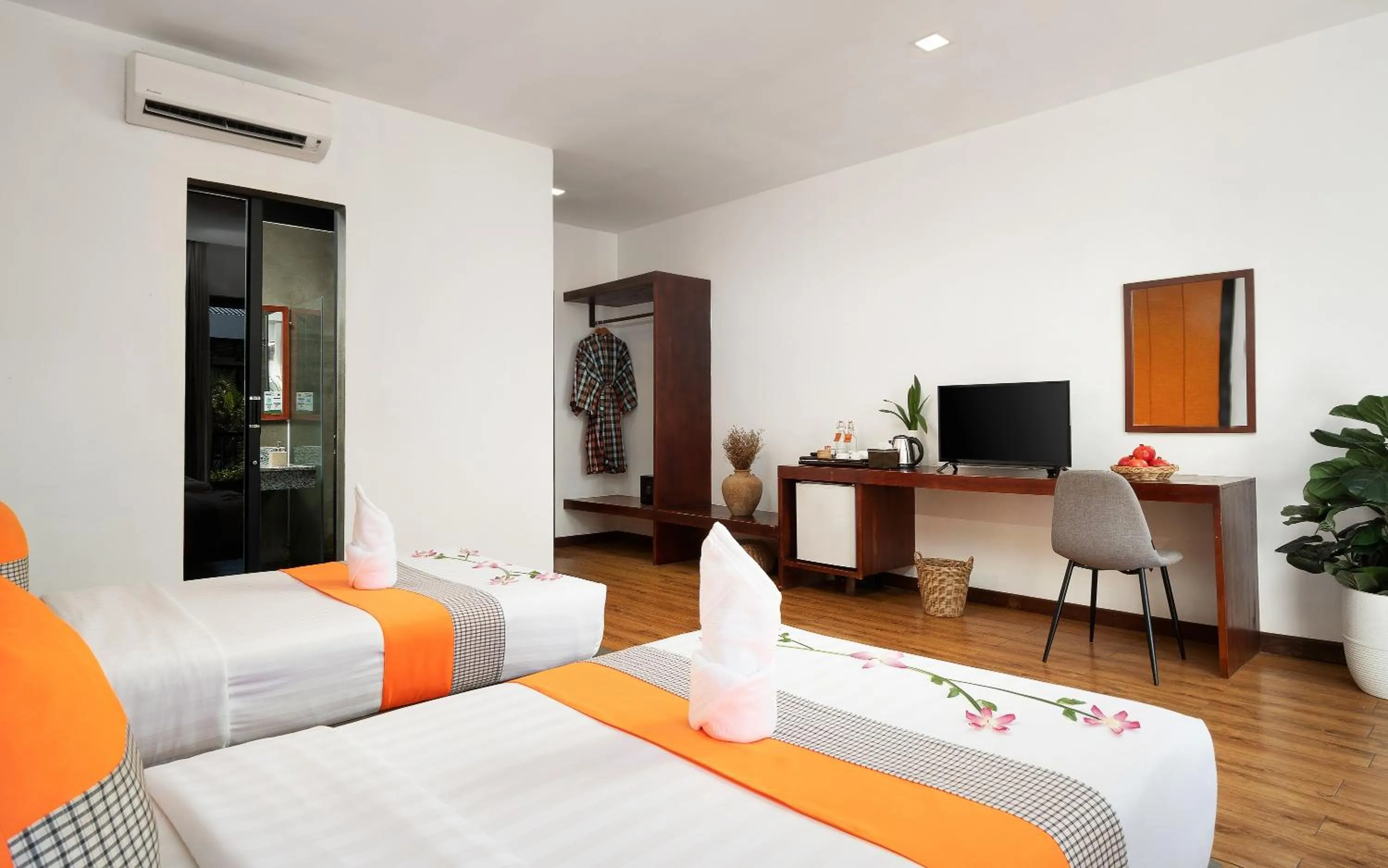 Bed in Central Corner d'Angkor