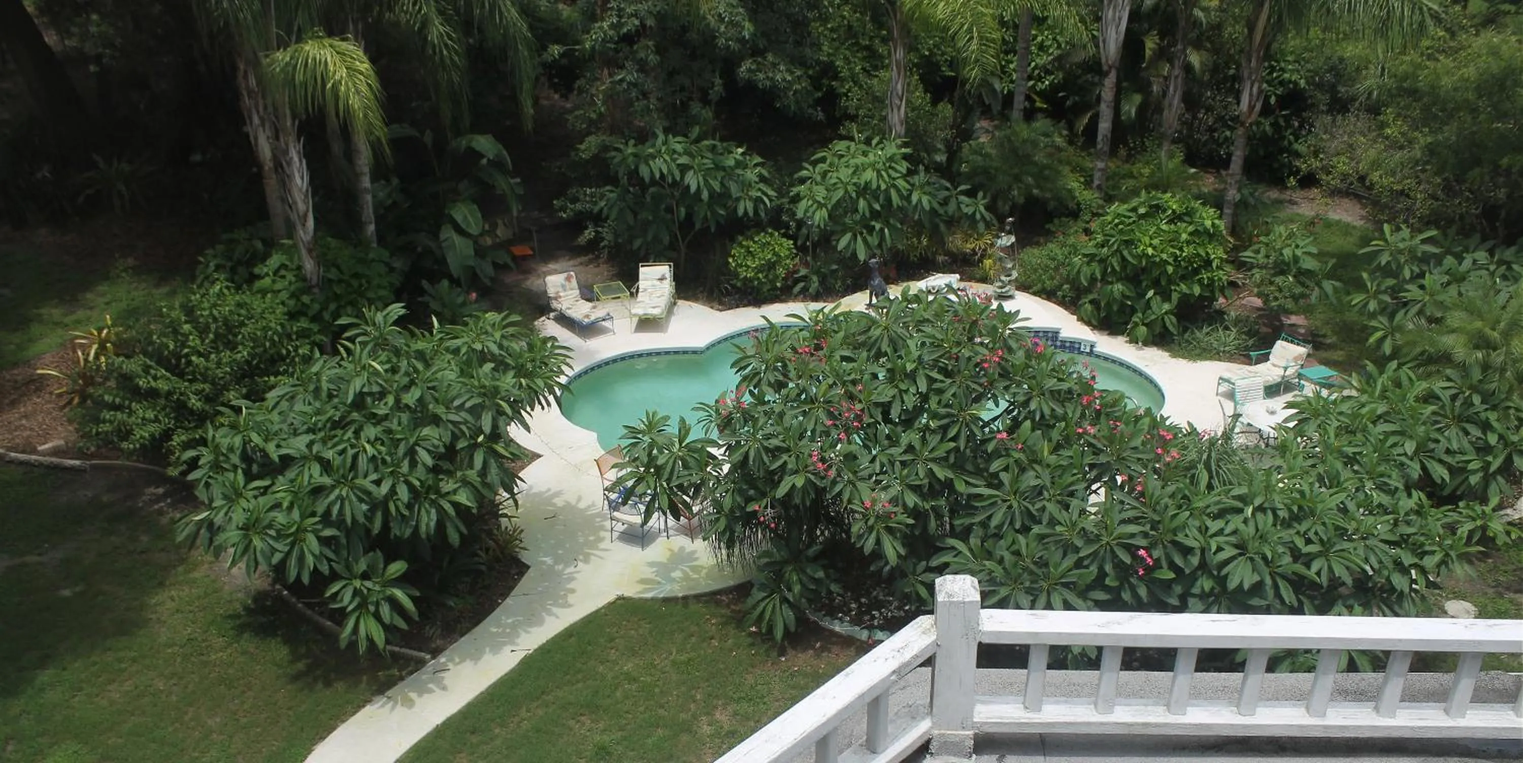 Garden in Heron Cay Lakeview Bed & Breakfast