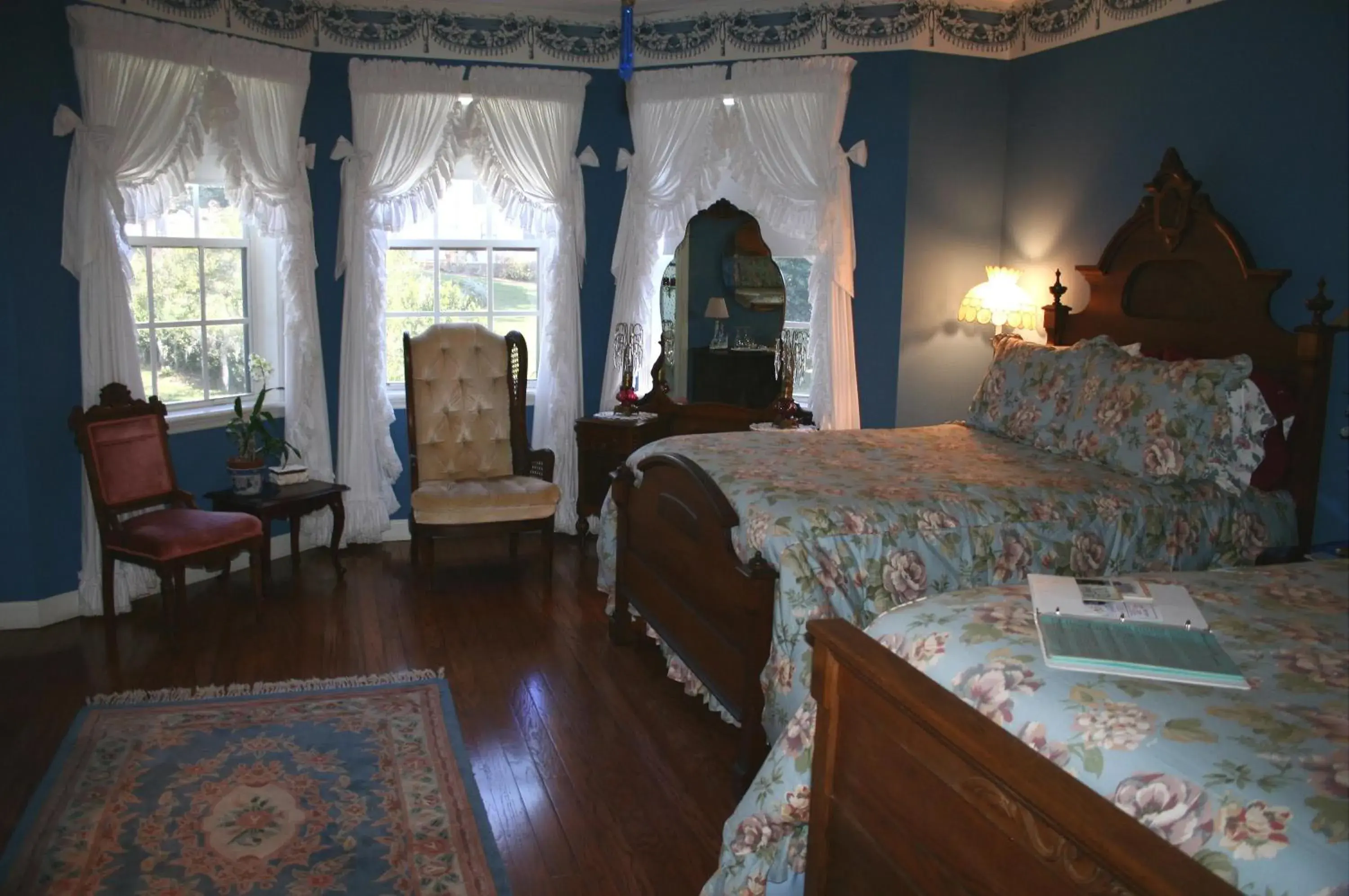 Superior Queen Room with Pool View in Heron Cay Lakeview Bed & Breakfast Superior Queen Room with Pool View in Heron Cay Lakeview Bed & Breakfast