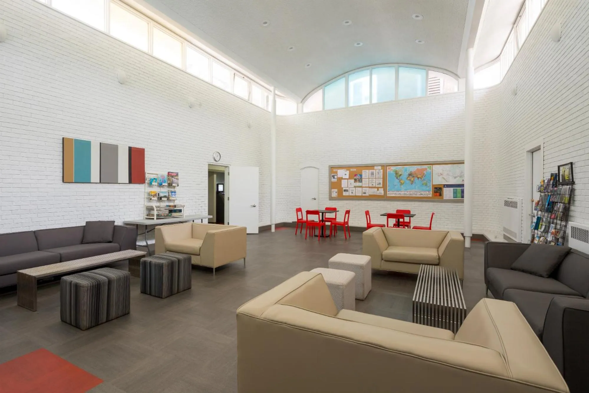 Living room in HI Edmonton - Hostel