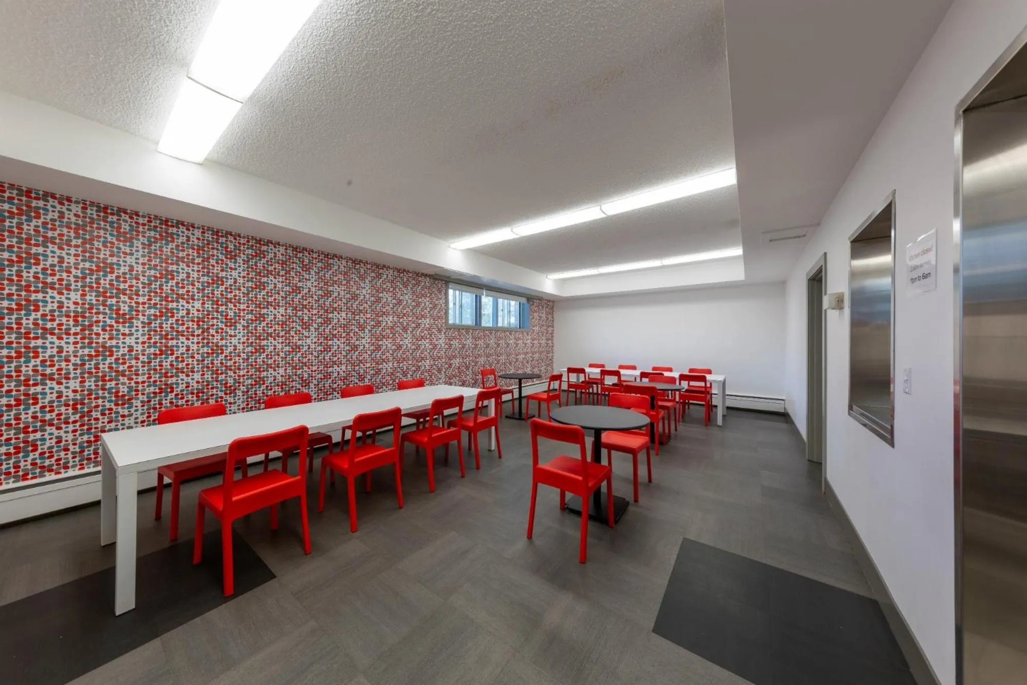 Dining area in HI Edmonton - Hostel