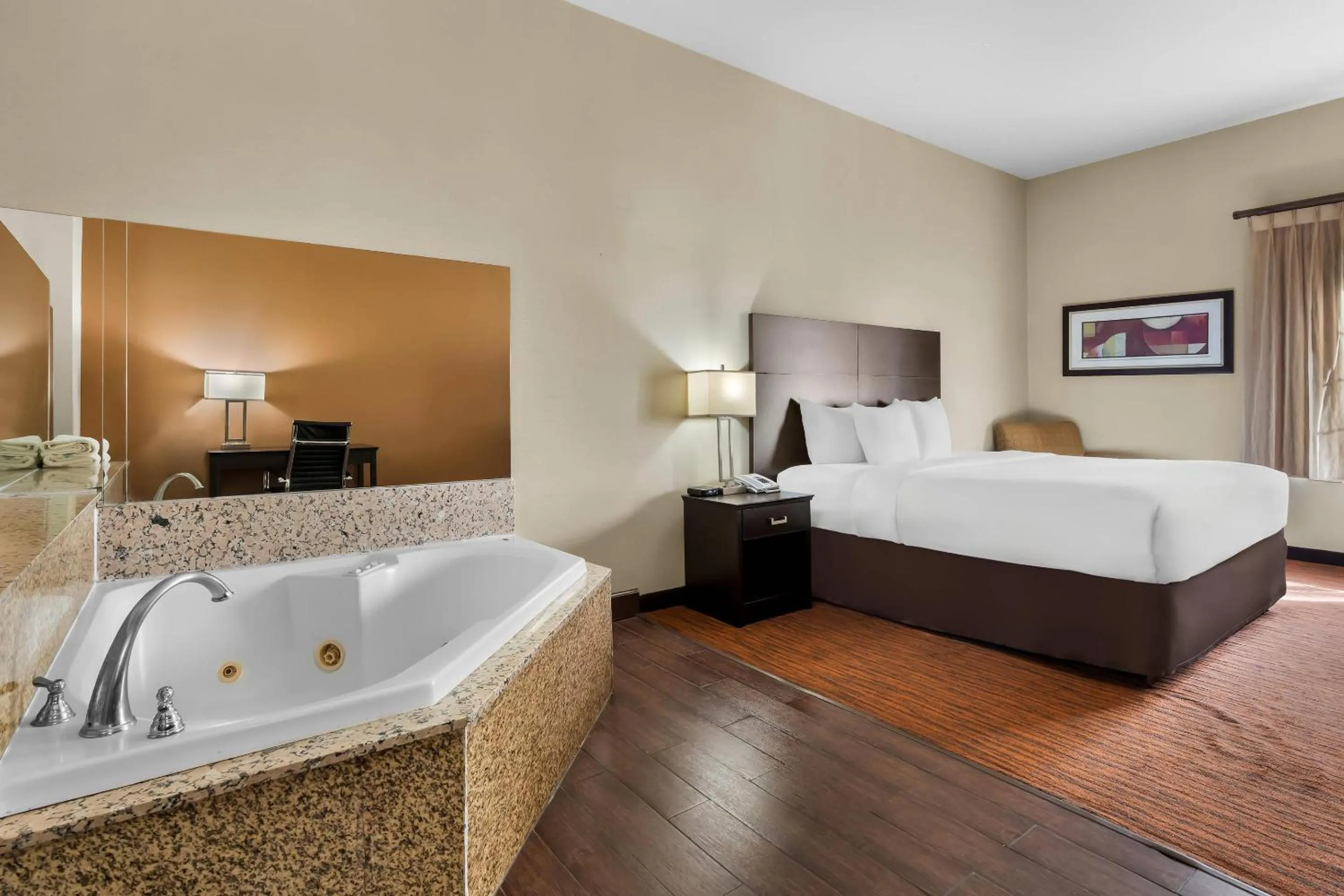 Bedroom, Bed in Comfort Suites Clovis - Fresno