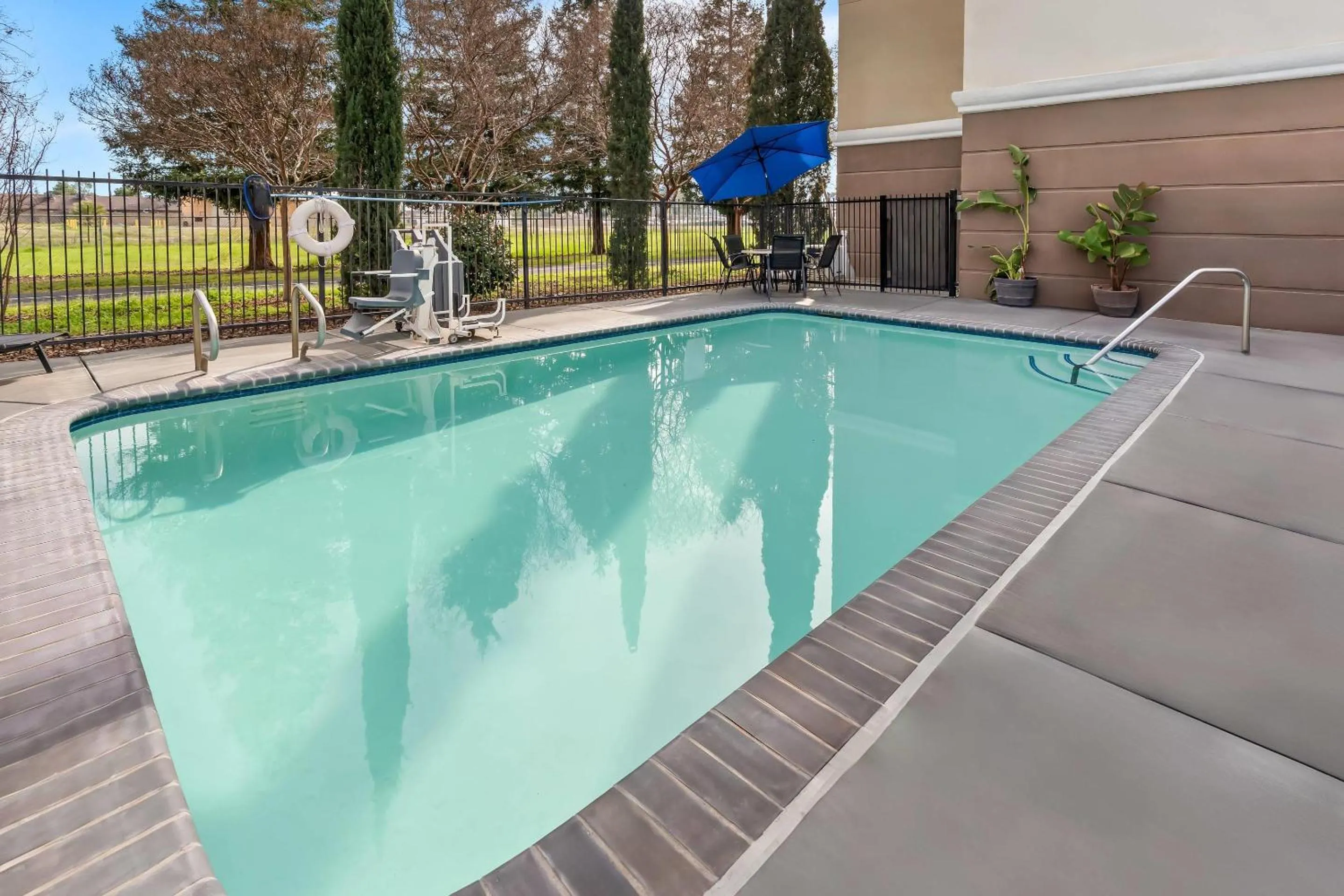 Swimming pool in Comfort Suites Clovis - Fresno