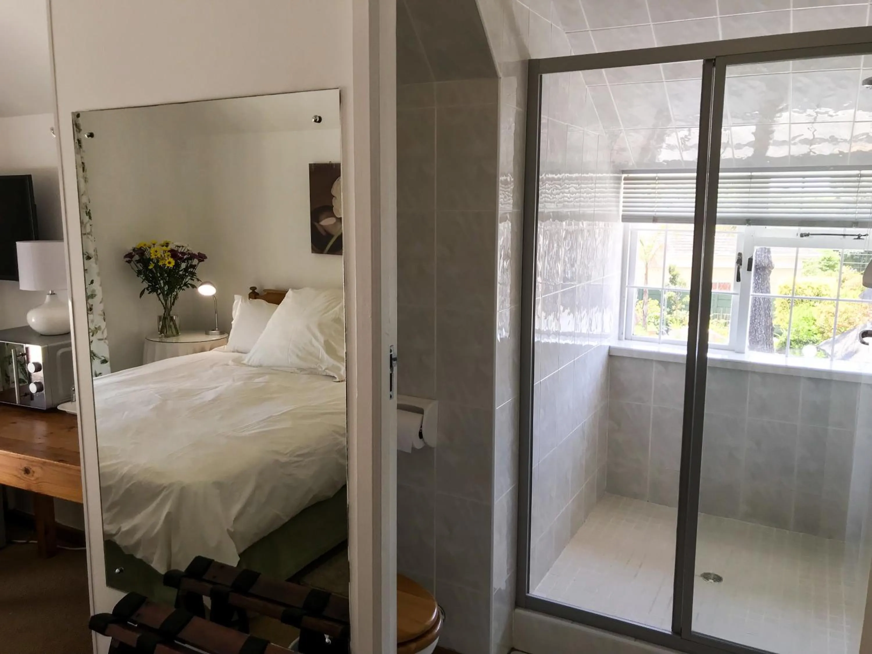 Bathroom, Bed in Howards End Manor B&B