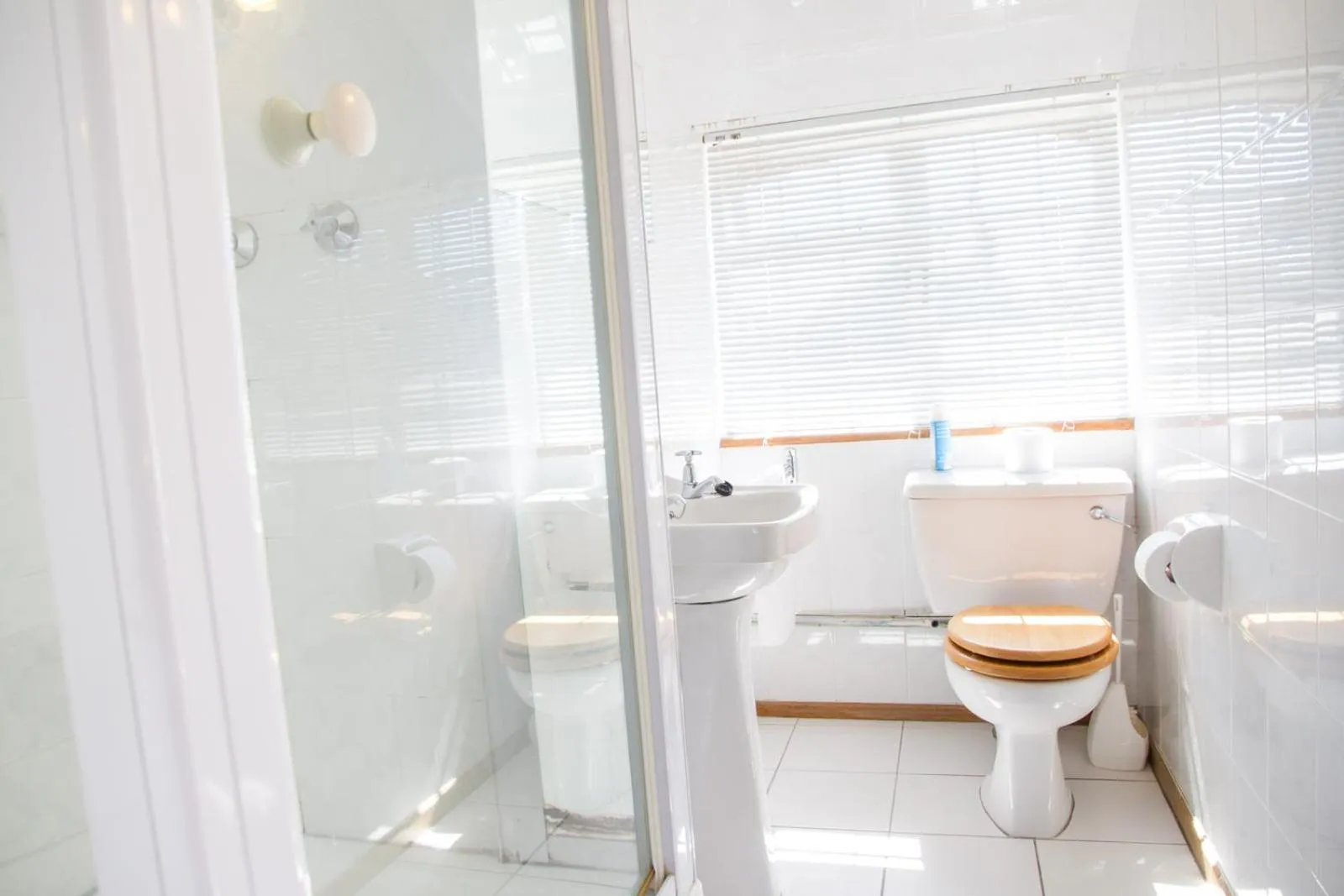 Toilet in Howards End Manor B&B