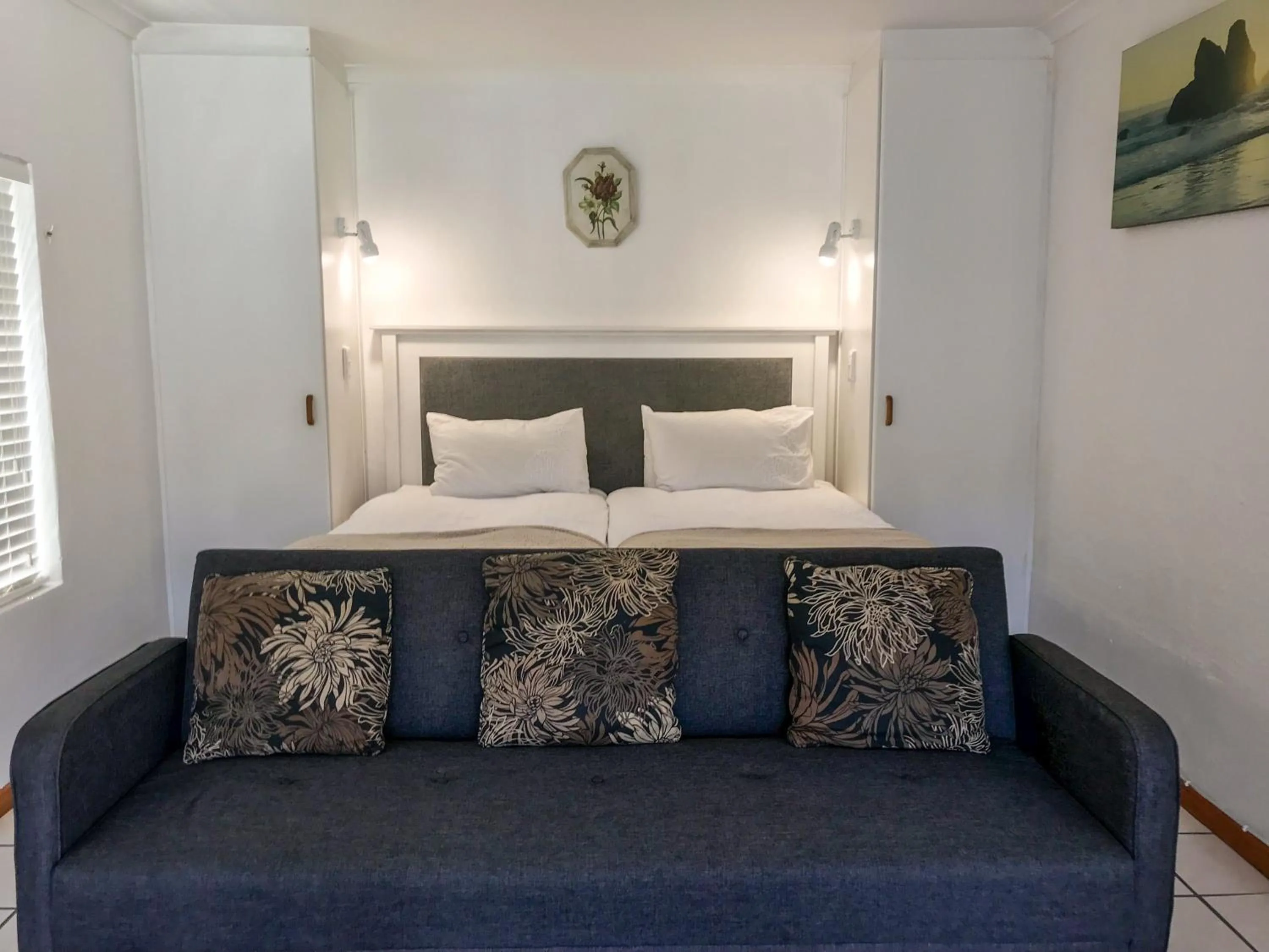 Seating area, Bed in Howards End Manor B&B