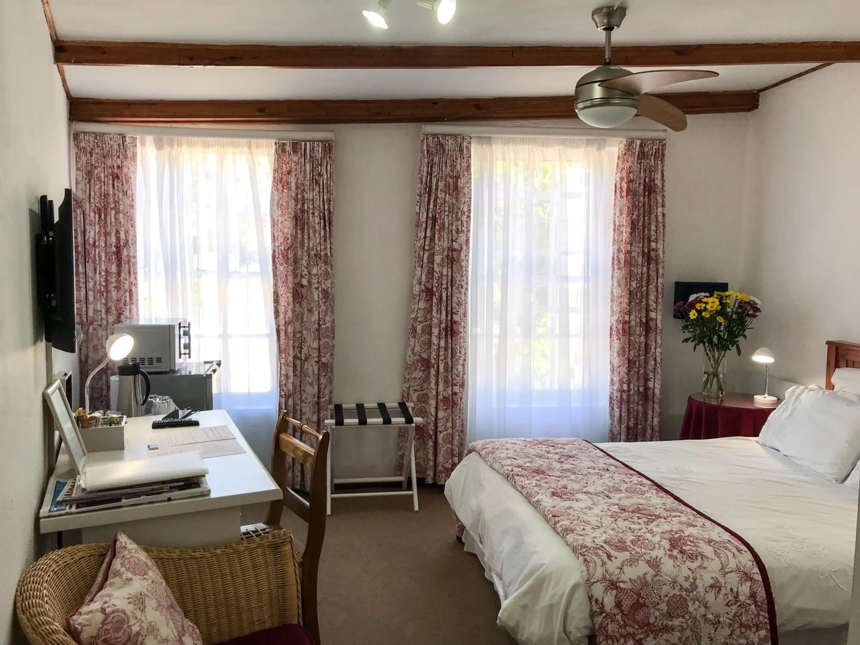 Photo of the whole room, Bed in Howards End Manor B&B