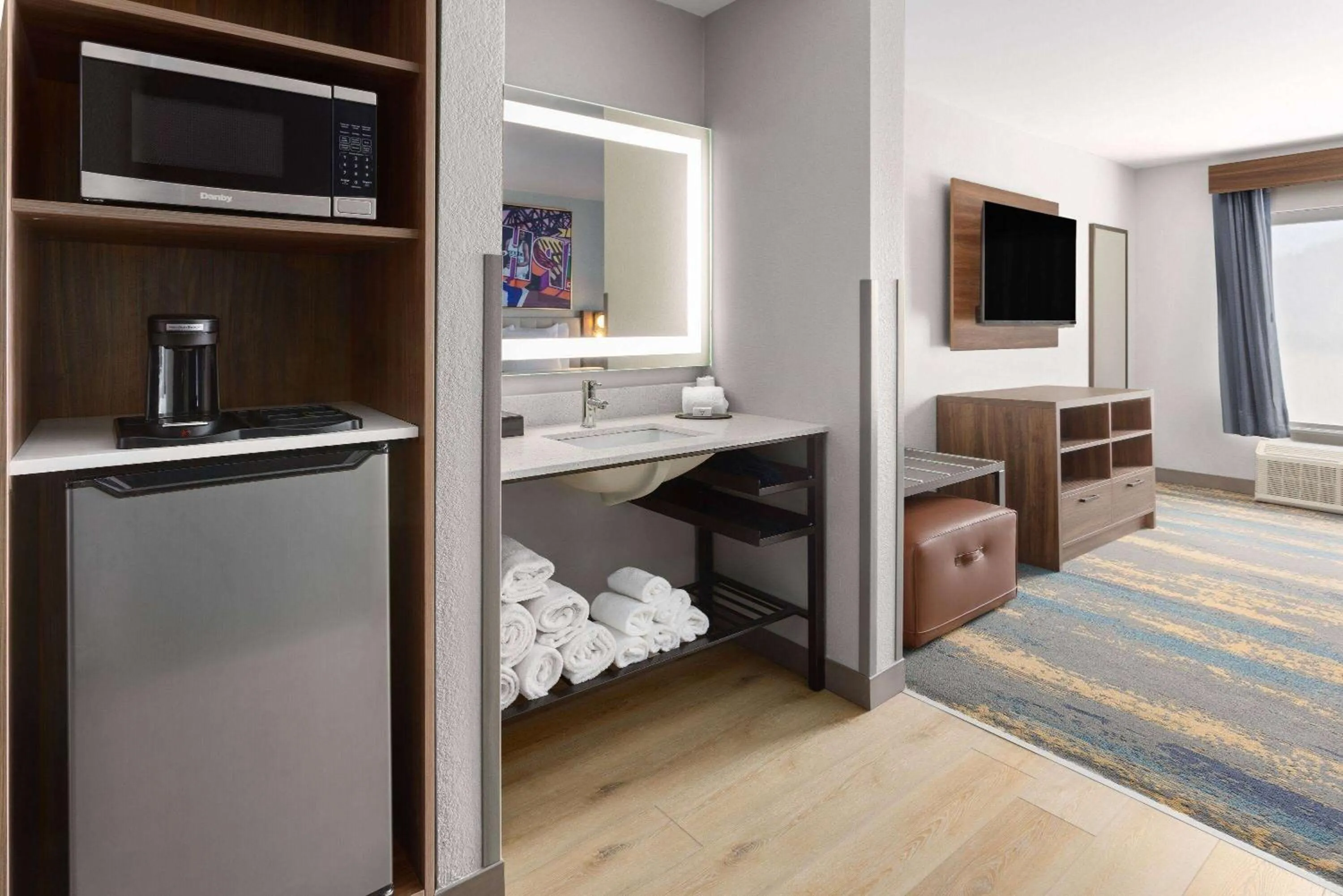 Photo of the whole room, Bed in La Quinta Inn & Suites by Wyndham Memphis I-240