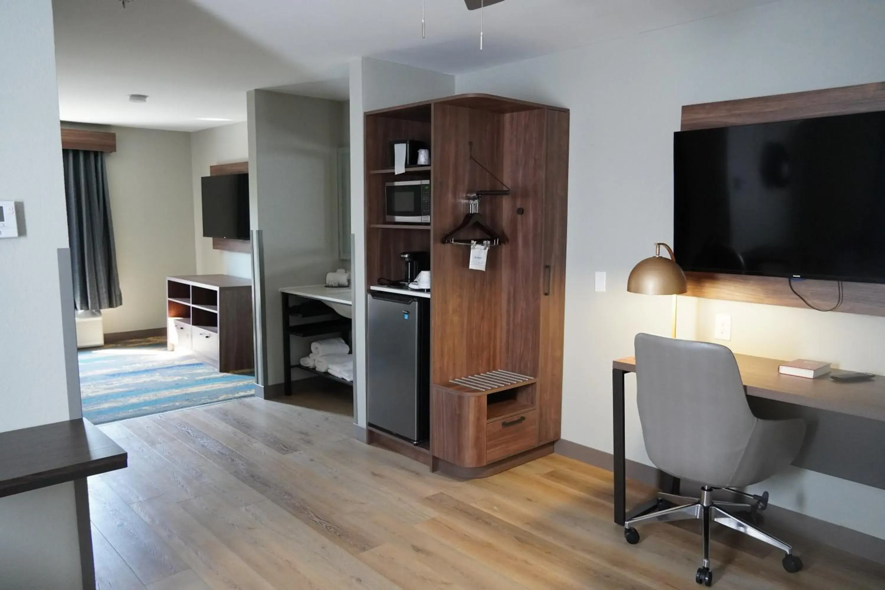 King Room with Bathtub with Grab Bars - Mobility Accessible/ Non-Smoking in La Quinta Inn & Suites by Wyndham Memphis I-240 King Room with Bathtub with Grab Bars - Mobility Accessible/ Non-Smoking in La Quinta Inn & Suites by Wyndham Memphis I-240